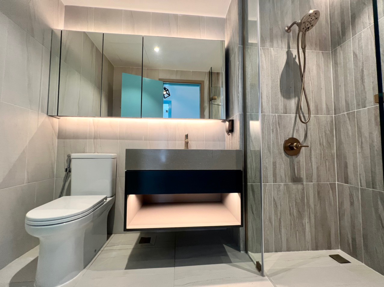 Cần cho thuê căn hộ cao cấp Antonia - Phú Mỹ Hưng. Diện tích: 87m, nội thất đầy đủ, 2 phòng ngủ, view biệt thự, nhà mới thiết kế chưa ai ở, Giá chỉ: 26 triệu/ tháng, có ô đậu xe tầng hầm . Khách xem nhà liên hệ: hotline Ngọc Thư ( zalo, viber) - 4790