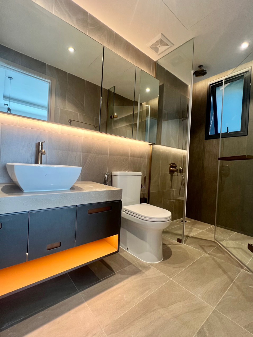 Cần cho thuê căn hộ cao cấp Antonia - Phú Mỹ Hưng. Diện tích: 87m, nội thất đầy đủ, 2 phòng ngủ, view biệt thự, nhà mới thiết kế chưa ai ở, Giá chỉ: 26 triệu/ tháng, có ô đậu xe tầng hầm . Khách xem nhà liên hệ: hotline Ngọc Thư ( zalo, viber) - 4789