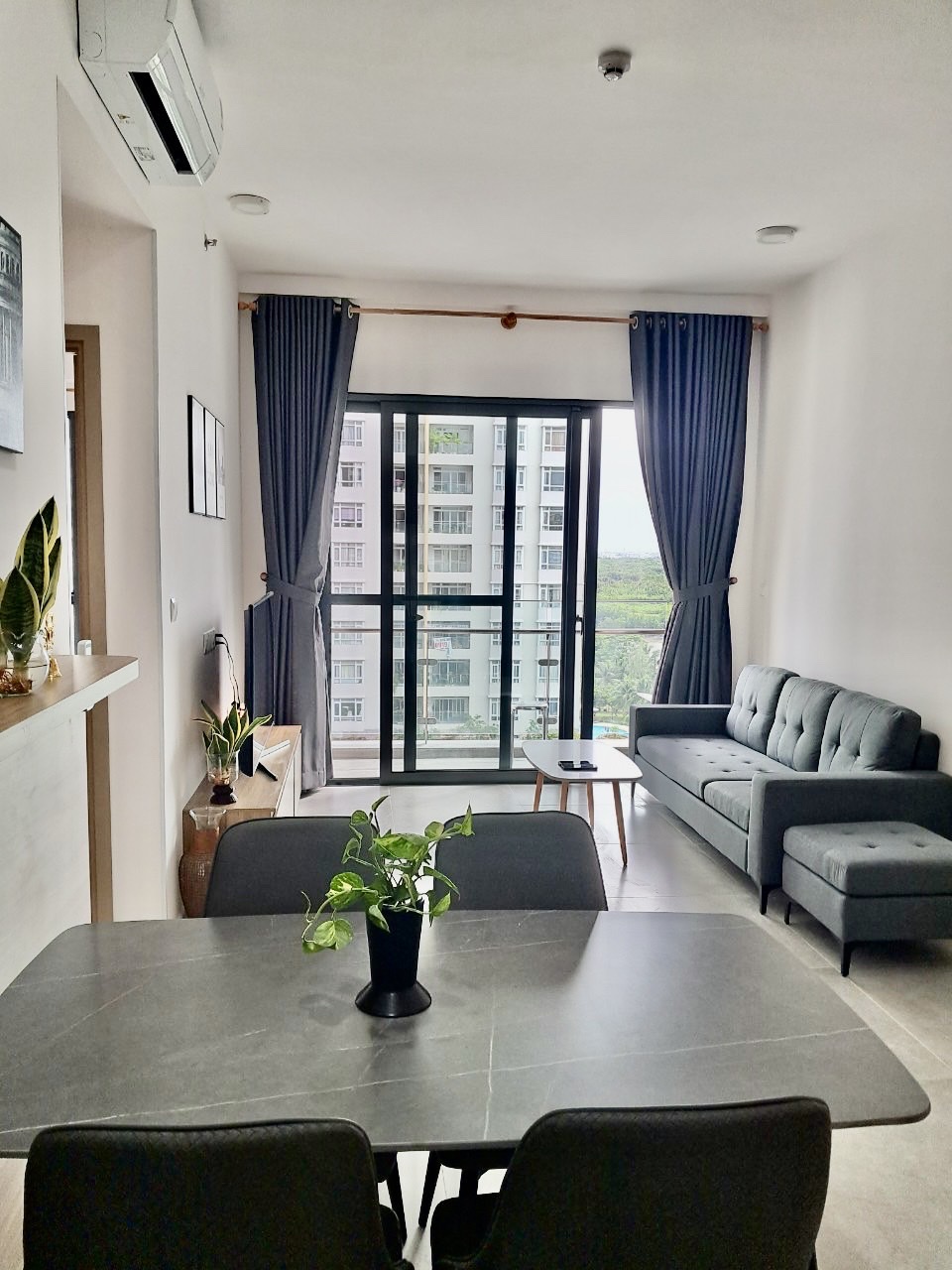 Cần cho thuê căn hộ cao cấp Antonia - Phú Mỹ Hưng. Diện tích: 80m, nội thất đầy đủ, 2 phòng ngủ, nhà mới thiết kế chưa ai ở, Giá chỉ: 26 triệu/ tháng bao phí quản lý . Khách xem nhà liên hệ: hotline Ngọc Thư ( zalo, viber)