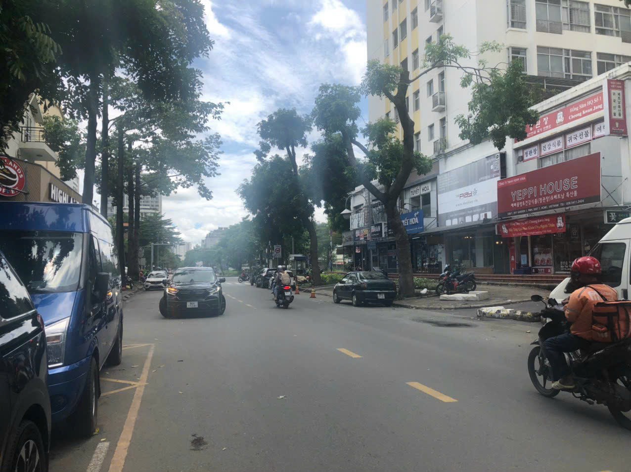 Hàng hiếm. Cho thuê Shop Sky Garden mặt tiền đường Phạm Văn Nghị (sky garden 1). Khu phố sầm uất bậc nhất PMH. Nổi tiếng với các thương hiệu Starbuck,Highland, Phúc Long.... Liên Hệ: hotline Em Thành Luân - 4802