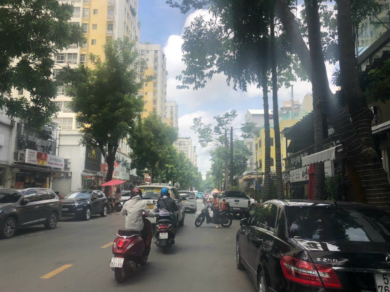 Hàng Hiếm. Cho thuê Shop Sky Garden mặt tiền đường Phạm Văn Nghị (sky garden 1). Khu phố sầm uất bậc nhất PMH. Nổi tiếng với các thương hiệu Starbuck, Highland, Phúc Long.... Liên Hệ: hotline Em Thành Luân - 4804