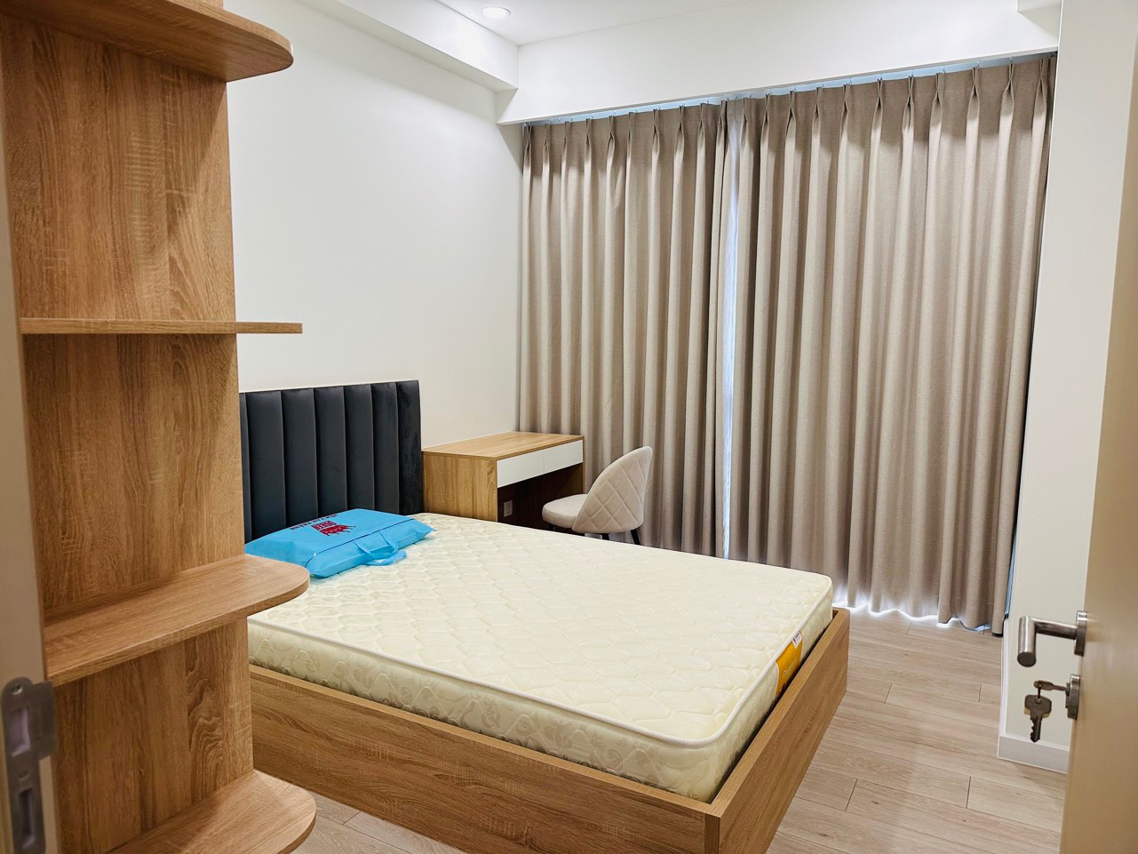 Cần cho thuê căn hộ cao cấp Antonia - Phú Mỹ Hưng. Diện tích: 81,58m, nội thất đầy đủ, 2 phòng ngủ, nhà mới thiết kế chưa ai ở, Giá chỉ: 25 triệu/ tháng . Khách xem nhà liên hệ: hotline Ngọc Thư ( zalo, viber) - 4821