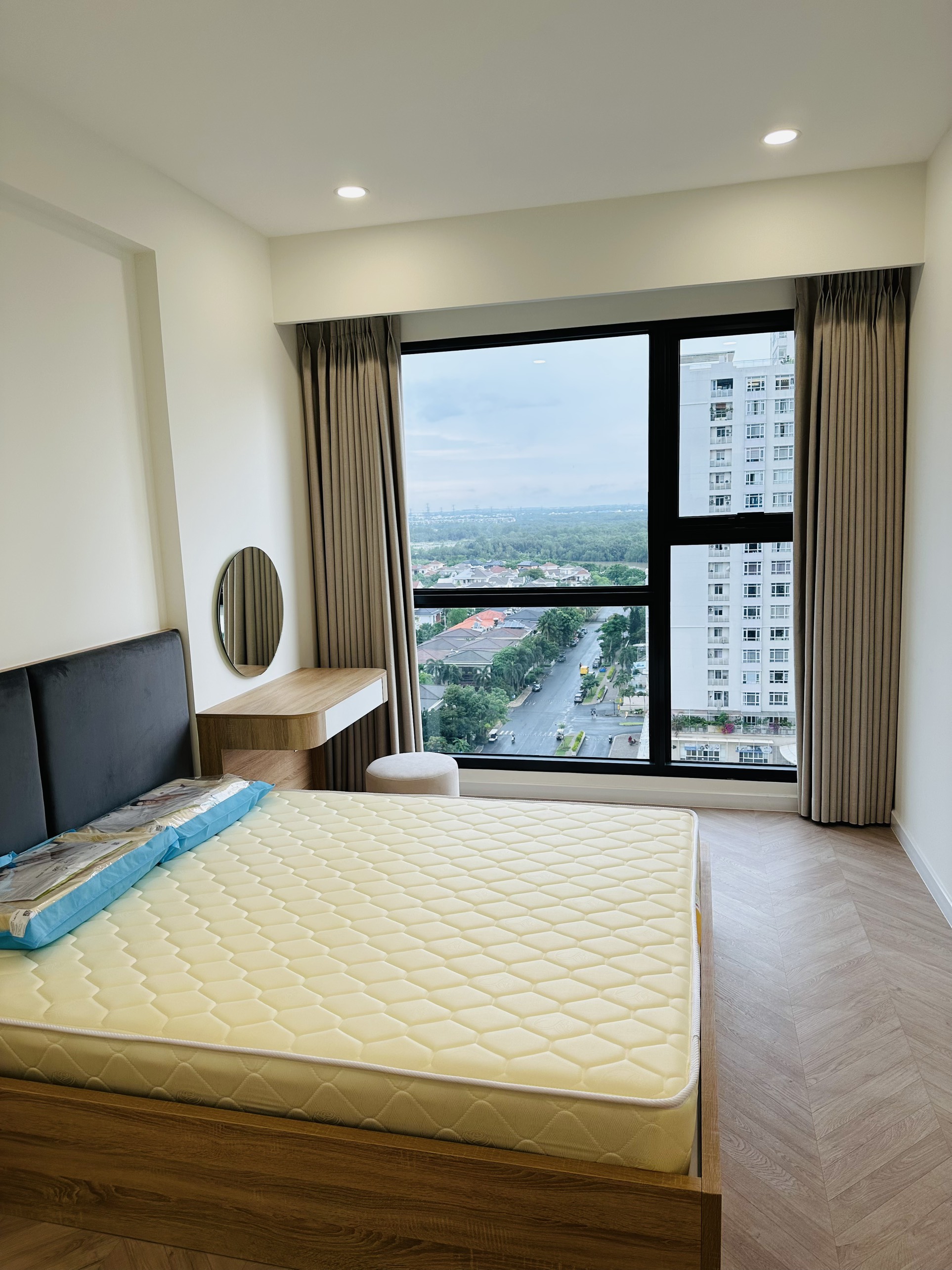 Cần cho thuê căn hộ cao cấp Antonia - Phú Mỹ Hưng. Diện tích: 81,58m, nội thất đầy đủ, 2 phòng ngủ, nhà mới thiết kế chưa ai ở, Giá chỉ: 25 triệu/ tháng . Khách xem nhà liên hệ: hotline Ngọc Thư ( zalo, viber) - 4819