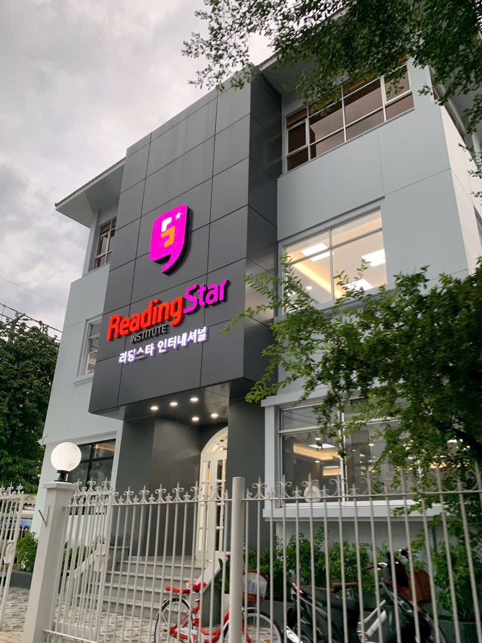 Cần bán biệt thự đơn lập Mỹ Kim - Phú Mỹ Hưng. Căn góc 2 mặt tiền đường, diện tích: 320m, nhà đang cho thuê 100 triệu/ tháng. Hợp đồng dài hạn, bán nhanh giá 120 tỷ. Quý khách xem nhà liên hệ: hotline Ngọc Thư ( zalo, viber) - 4967