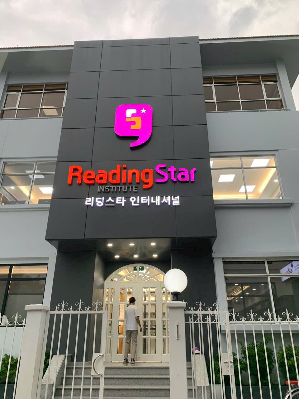 Cần bán biệt thự đơn lập Mỹ Kim - Phú Mỹ Hưng. Căn góc 2 mặt tiền đường, diện tích: 320m, nhà đang cho thuê 100 triệu/ tháng. Hợp đồng dài hạn, bán nhanh giá 120 tỷ. Quý khách xem nhà liên hệ: hotline Ngọc Thư ( zalo, viber) - 4966