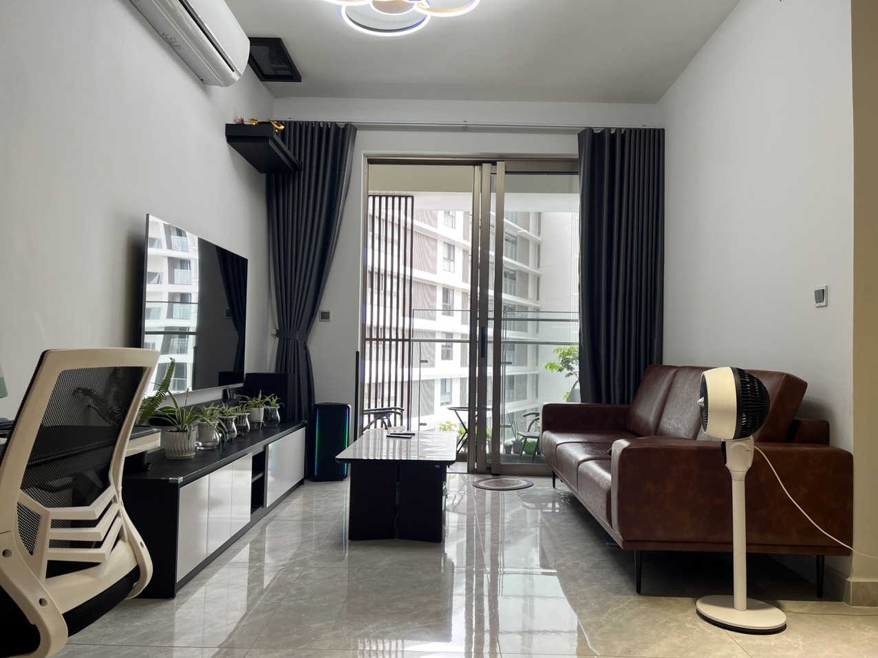 Cho thuê căn hộ cao cấp Midtown The Peak, Phú Mỹ Hưng. Diện tích: 80m, 2 phòng ngủ, nội thất cao cấp, nhà mới decor. Giá chỉ: 25 triệu/ tháng. Quý khách xem nhà liên hệ: hotline Ngọc Thư ( zalo, viber)
