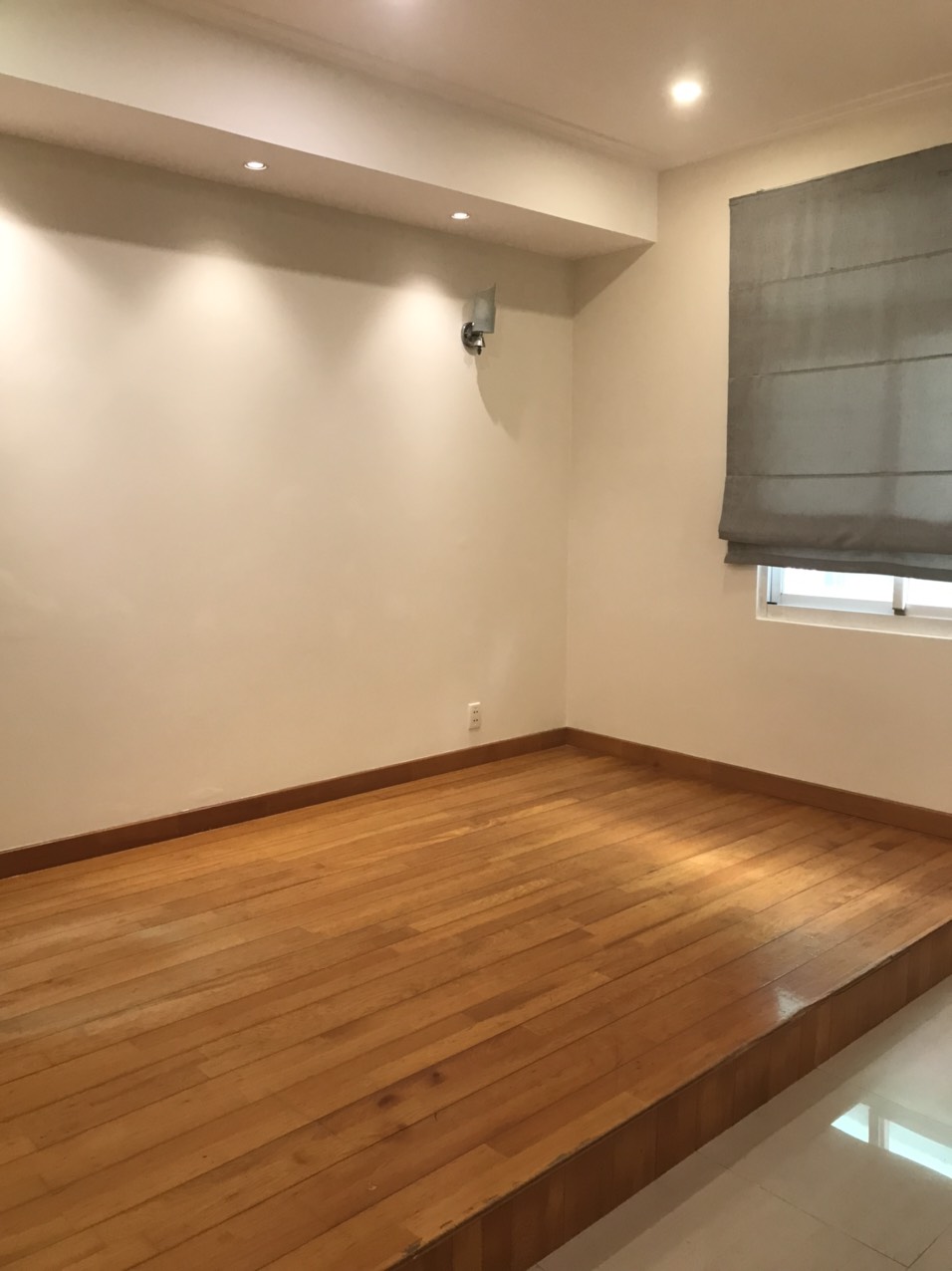 Cho thuê nhà phố vườn Nam Thiên- Phú Mỹ Hưng. Diện tích: 8x18m, trệt, 2 lầu, áp mái. Nội thất cơ bản, 4 phòng ngủ. Giá chỉ: 50 triệu/ tháng. Quý khách xem nhà liên hệ: hotline Ngọc Thư - 5008