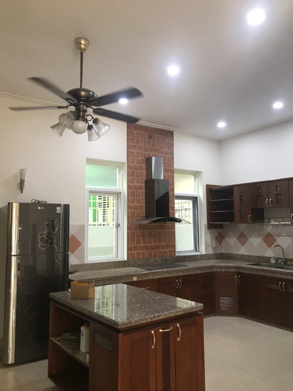 Cho thuê nhà phố vườn Nam Thiên- Phú Mỹ Hưng. Diện tích: 8x18m, trệt, 2 lầu, áp mái. Nội thất cơ bản, 4 phòng ngủ. Giá chỉ: 50 triệu/ tháng. Quý khách xem nhà liên hệ: hotline Ngọc Thư - 5001