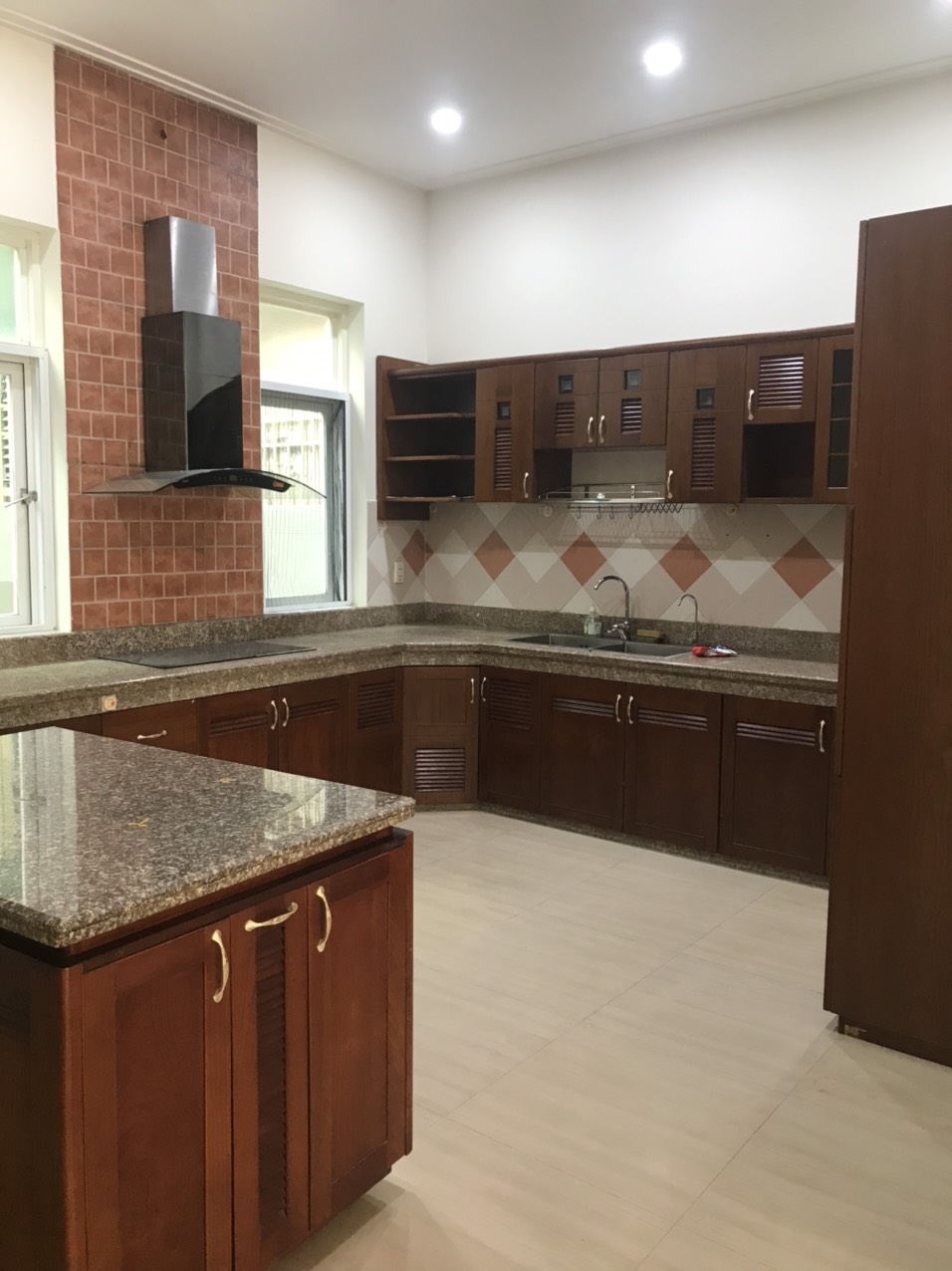 Cho thuê nhà phố vườn Nam Thiên- Phú Mỹ Hưng. Diện tích: 8x18m, trệt, 2 lầu, áp mái. Nội thất cơ bản, 4 phòng ngủ. Giá chỉ: 50 triệu/ tháng. Quý khách xem nhà liên hệ: hotline Ngọc Thư - 5002