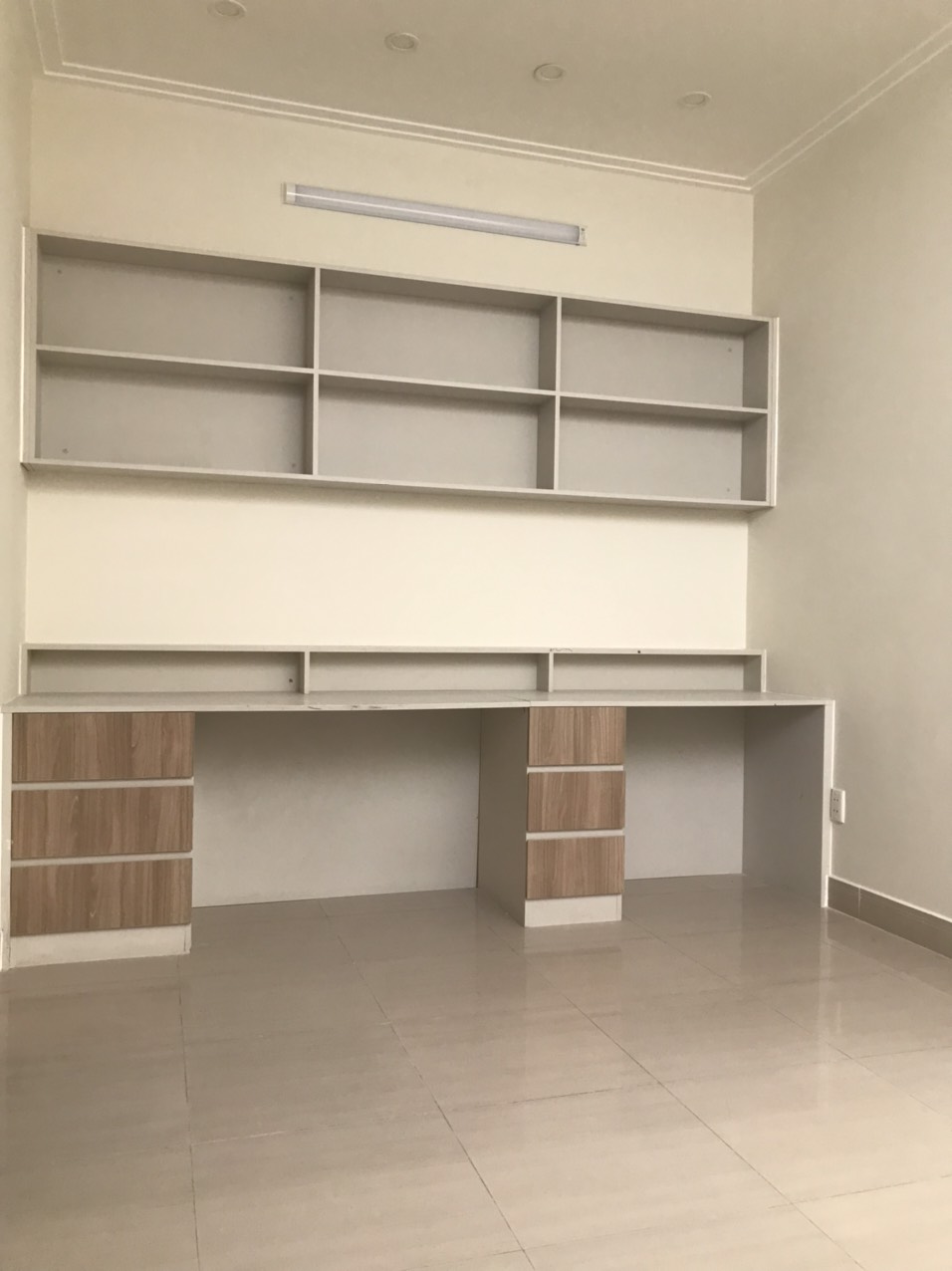 Cho thuê nhà phố vườn Nam Thiên- Phú Mỹ Hưng. Diện tích: 8x18m, trệt, 2 lầu, áp mái. Nội thất cơ bản, 4 phòng ngủ. Giá chỉ: 50 triệu/ tháng. Quý khách xem nhà liên hệ: hotline Ngọc Thư - 5005