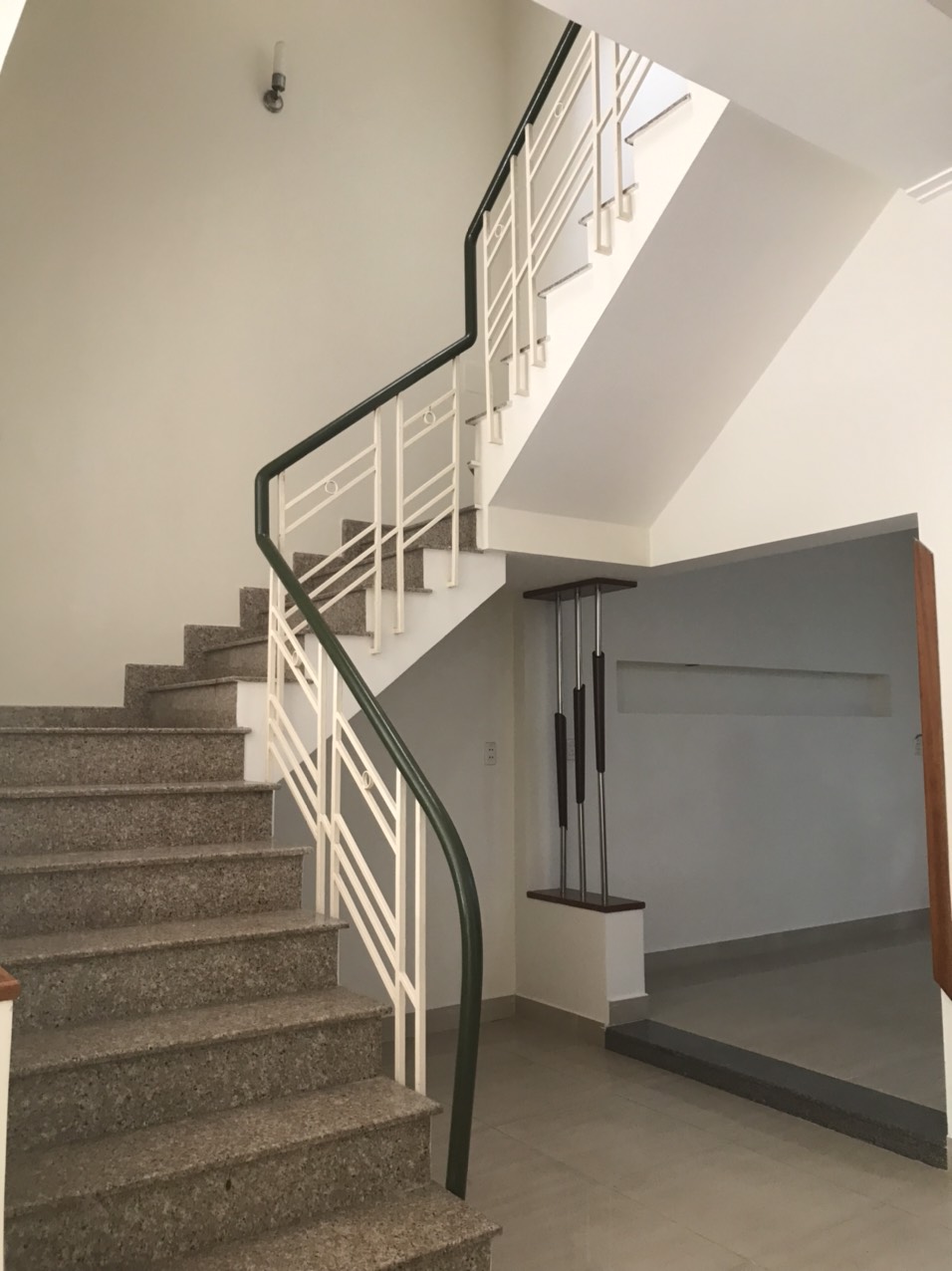 Cho thuê nhà phố vườn Nam Thiên- Phú Mỹ Hưng. Diện tích: 8x18m, trệt, 2 lầu, áp mái. Nội thất cơ bản, 4 phòng ngủ. Giá chỉ: 50 triệu/ tháng. Quý khách xem nhà liên hệ: hotline Ngọc Thư - 5004