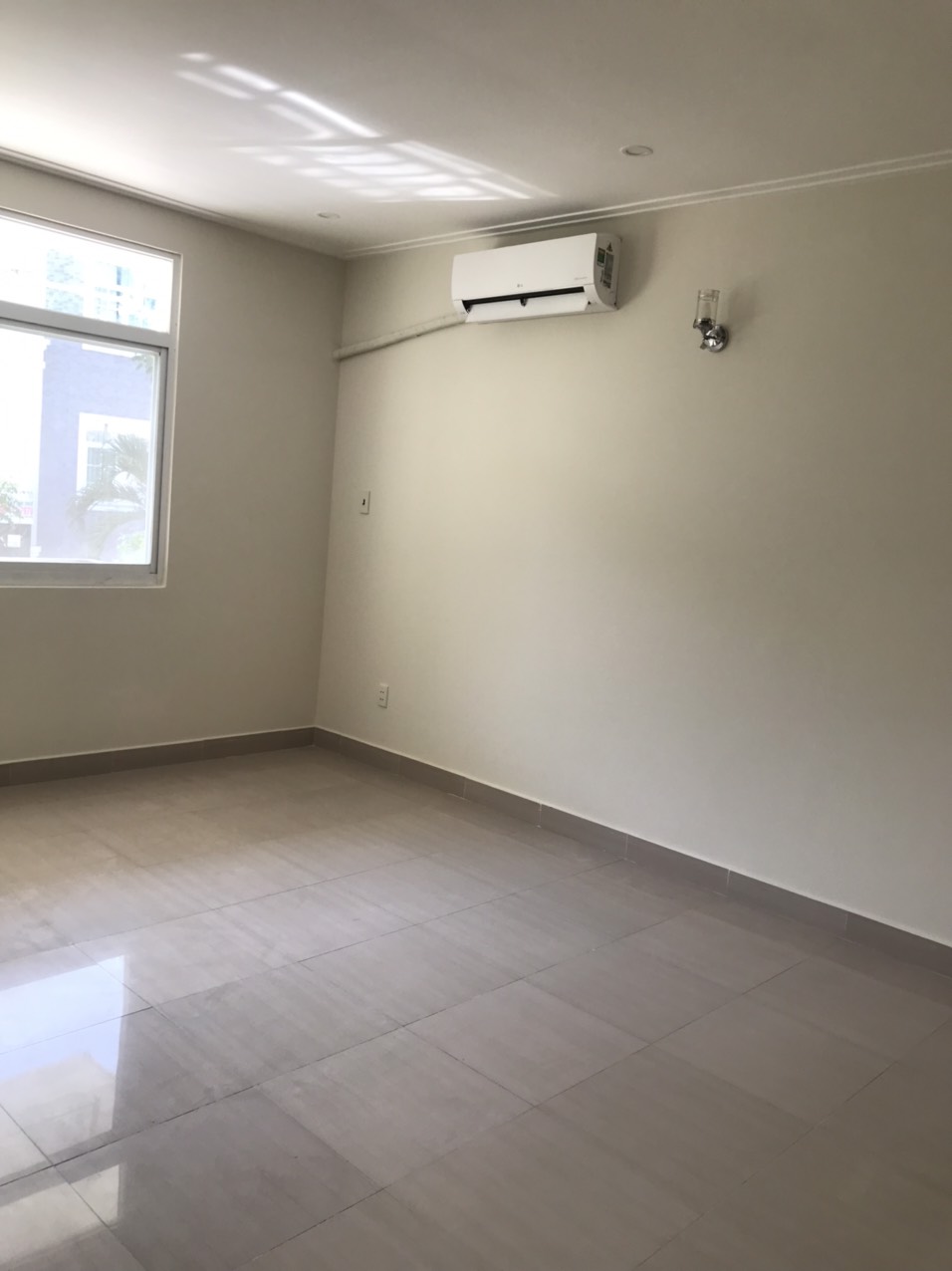 Cho thuê nhà phố vườn Nam Thiên- Phú Mỹ Hưng. Diện tích: 8x18m, trệt, 2 lầu, áp mái. Nội thất cơ bản, 4 phòng ngủ. Giá chỉ: 50 triệu/ tháng. Quý khách xem nhà liên hệ: hotline Ngọc Thư - 5007