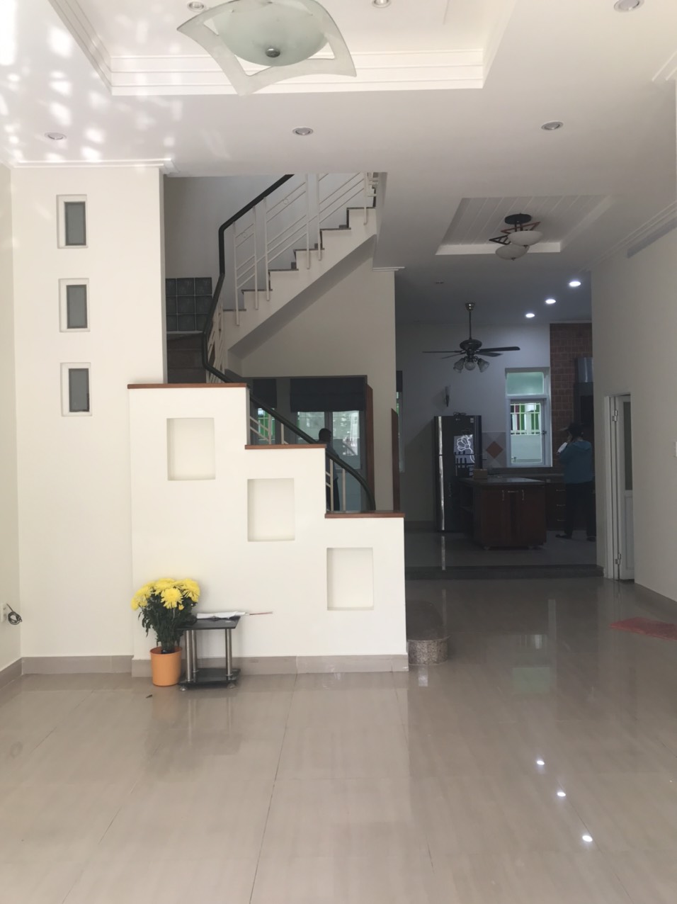 Cho thuê nhà phố vườn Nam Thiên- Phú Mỹ Hưng. Diện tích: 8x18m, trệt, 2 lầu, áp mái. Nội thất cơ bản, 4 phòng ngủ. Giá chỉ: 50 triệu/ tháng. Quý khách xem nhà liên hệ: hotline Ngọc Thư - 4998