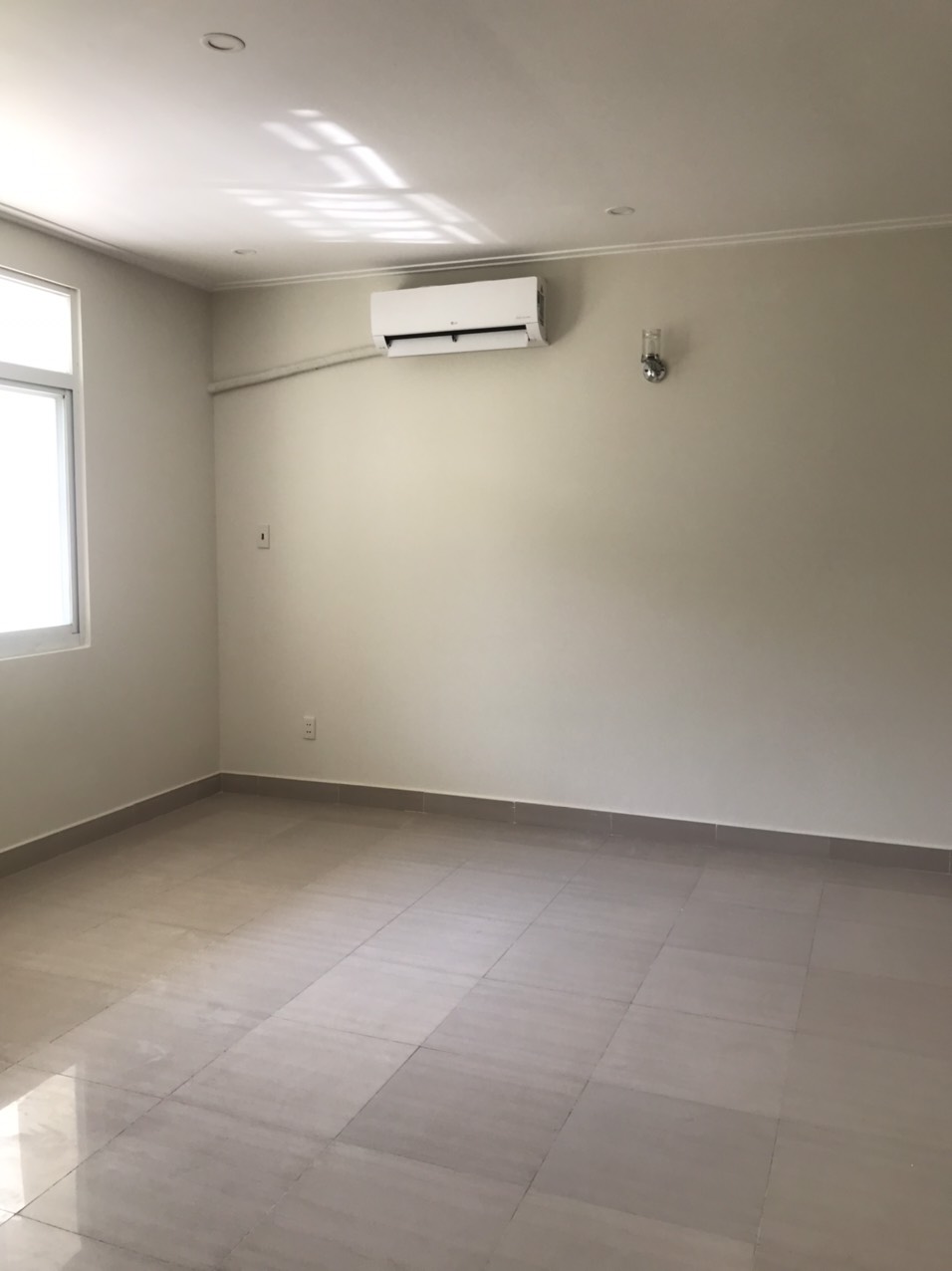 Cho thuê nhà phố vườn Nam Thiên- Phú Mỹ Hưng. Diện tích: 8x18m, trệt, 2 lầu, áp mái. Nội thất cơ bản, 4 phòng ngủ. Giá chỉ: 50 triệu/ tháng. Quý khách xem nhà liên hệ: hotline Ngọc Thư - 5009