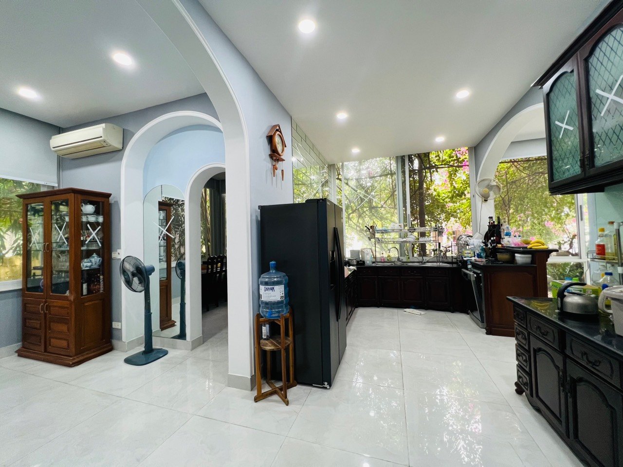 Cần cho thuê biệt thự cao cấp khu Compound Phú Gia- Phú Mỹ Hưng. Diện tích: 320m, Trệt, 1 lầu, thiết kế 4 phòng ngủ, 1 phòng làm việc, 1 phòng giai nhân. Nội thất cao cấp, nhà đẹp. Giá chỉ: 100tr/ tháng. Quý khách xem nhà liên hệ: hotline Ngọc Thư ( zalo, viber) - 5039