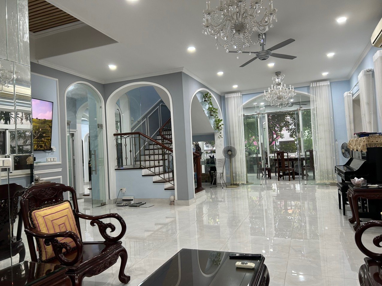 Cần cho thuê biệt thự cao cấp khu Compound Phú Gia- Phú Mỹ Hưng. Diện tích: 320m, Trệt, 1 lầu, thiết kế 4 phòng ngủ, 1 phòng làm việc, 1 phòng giai nhân. Nội thất cao cấp, nhà đẹp. Giá chỉ: 100tr/ tháng. Quý khách xem nhà liên hệ: hotline Ngọc Thư ( zalo, viber) - 5035