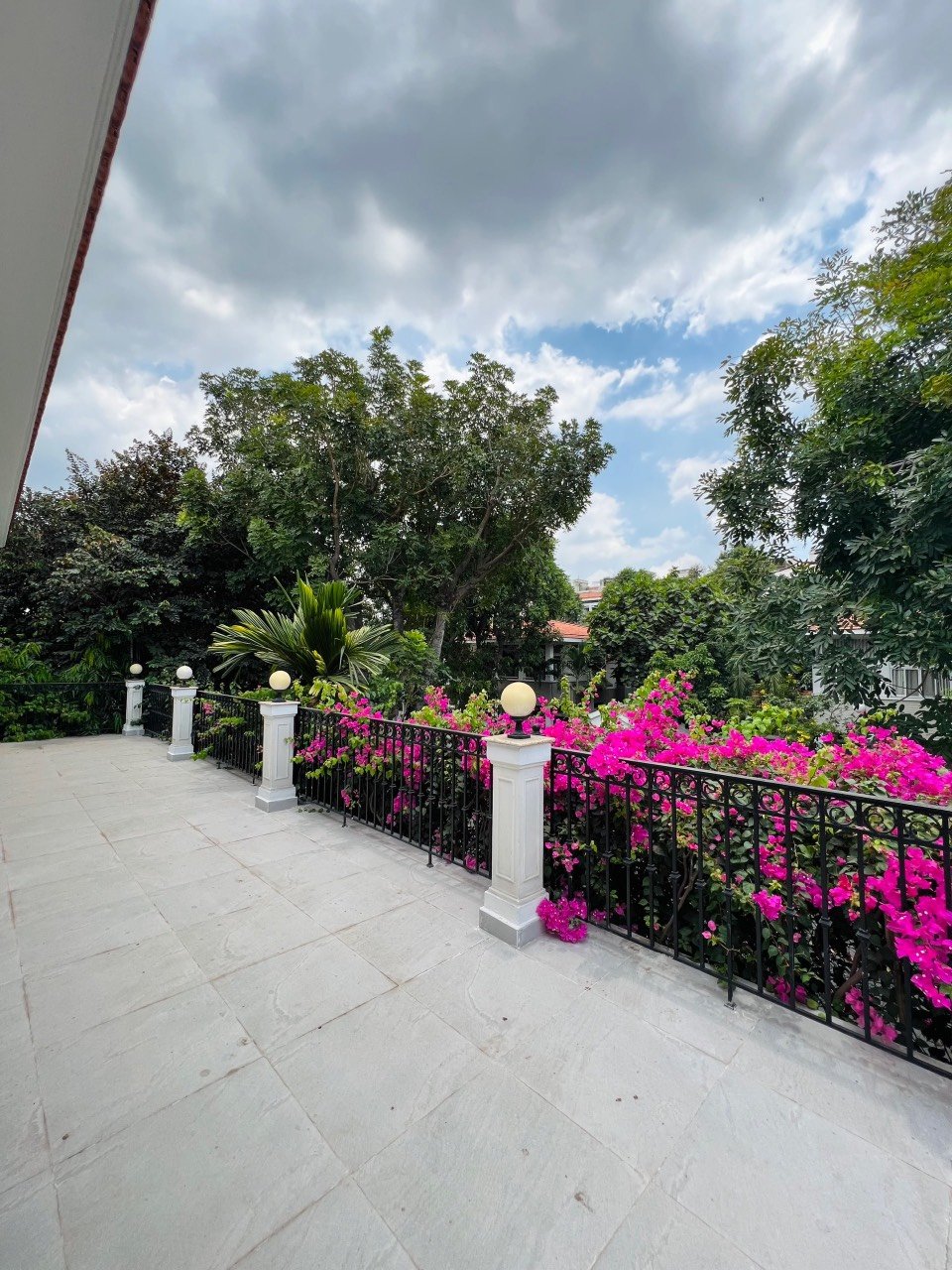 Cần cho thuê biệt thự cao cấp khu Compound Phú Gia- Phú Mỹ Hưng. Diện tích: 320m, Trệt, 1 lầu, thiết kế 4 phòng ngủ, 1 phòng làm việc, 1 phòng giai nhân. Nội thất cao cấp, nhà đẹp. Giá chỉ: 100tr/ tháng. Quý khách xem nhà liên hệ: hotline Ngọc Thư ( zalo, viber) - 5045