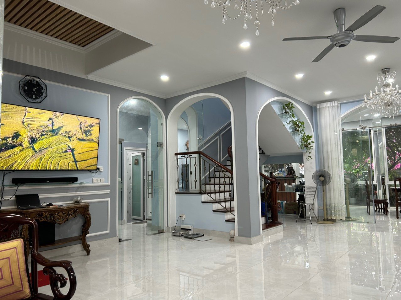 Cần cho thuê biệt thự cao cấp khu Compound Phú Gia- Phú Mỹ Hưng. Diện tích: 320m, Trệt, 1 lầu, thiết kế 4 phòng ngủ, 1 phòng làm việc, 1 phòng giai nhân. Nội thất cao cấp, nhà đẹp. Giá chỉ: 100tr/ tháng. Quý khách xem nhà liên hệ: hotline Ngọc Thư ( zalo, viber) - 5051