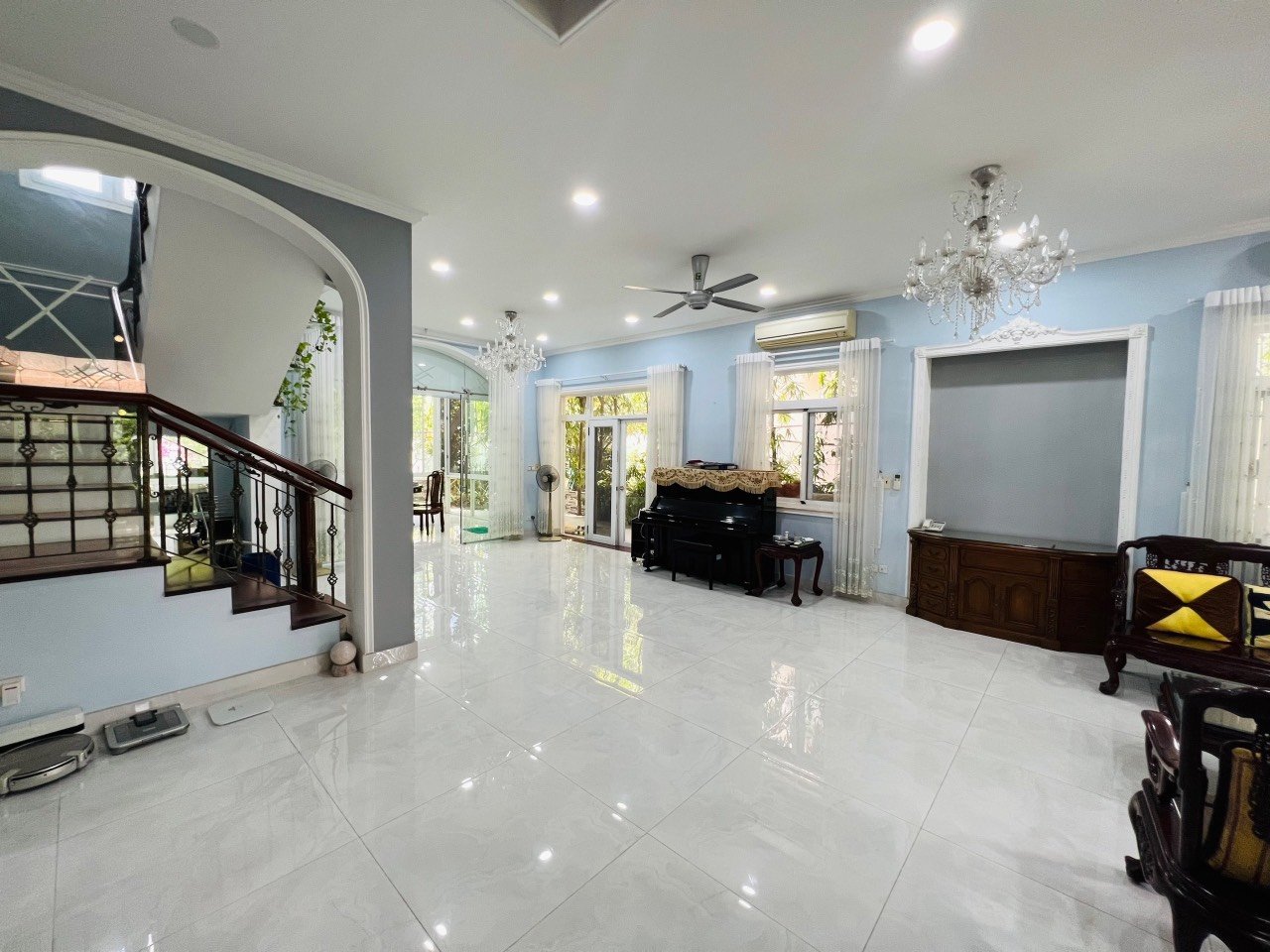 Cần cho thuê biệt thự cao cấp khu Compound Phú Gia- Phú Mỹ Hưng. Diện tích: 320m, Trệt, 1 lầu, thiết kế 4 phòng ngủ, 1 phòng làm việc, 1 phòng giai nhân. Nội thất cao cấp, nhà đẹp. Giá chỉ: 100tr/ tháng. Quý khách xem nhà liên hệ: hotline Ngọc Thư ( zalo, viber) - 5057