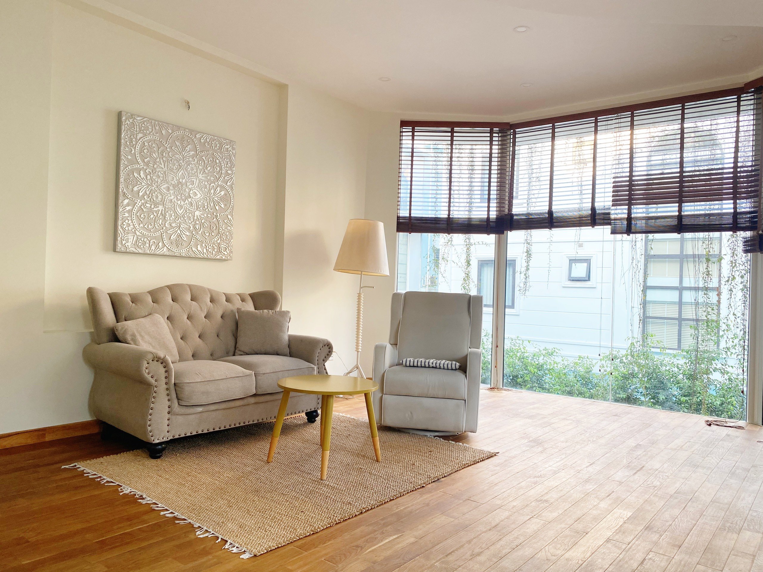 Cho thuê biệt thự cao cấp có hồ bơi khu Nam Long- Phú Mỹ Hưng. Diện tích: 380m, 1 Trệt, 2 lầu, 5 phòng ngủ, 5wc. Hồ bơi, sân vườn rộng. Giá chỉ : 120tr/ tháng. Quý khách xem nhà liên hệ: hotline Ngọc Thư ( zalo, viber) - 5069