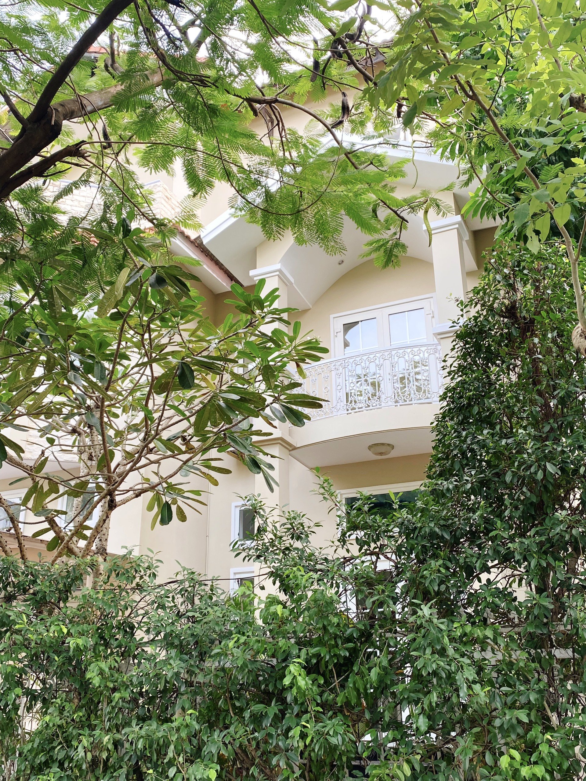 Cho thuê biệt thự cao cấp có hồ bơi khu Nam Long- Phú Mỹ Hưng. Diện tích: 380m, 1 Trệt, 2 lầu, 5 phòng ngủ, 5wc. Hồ bơi, sân vườn rộng. Giá chỉ : 120tr/ tháng. Quý khách xem nhà liên hệ: hotline Ngọc Thư ( zalo, viber) - 5060