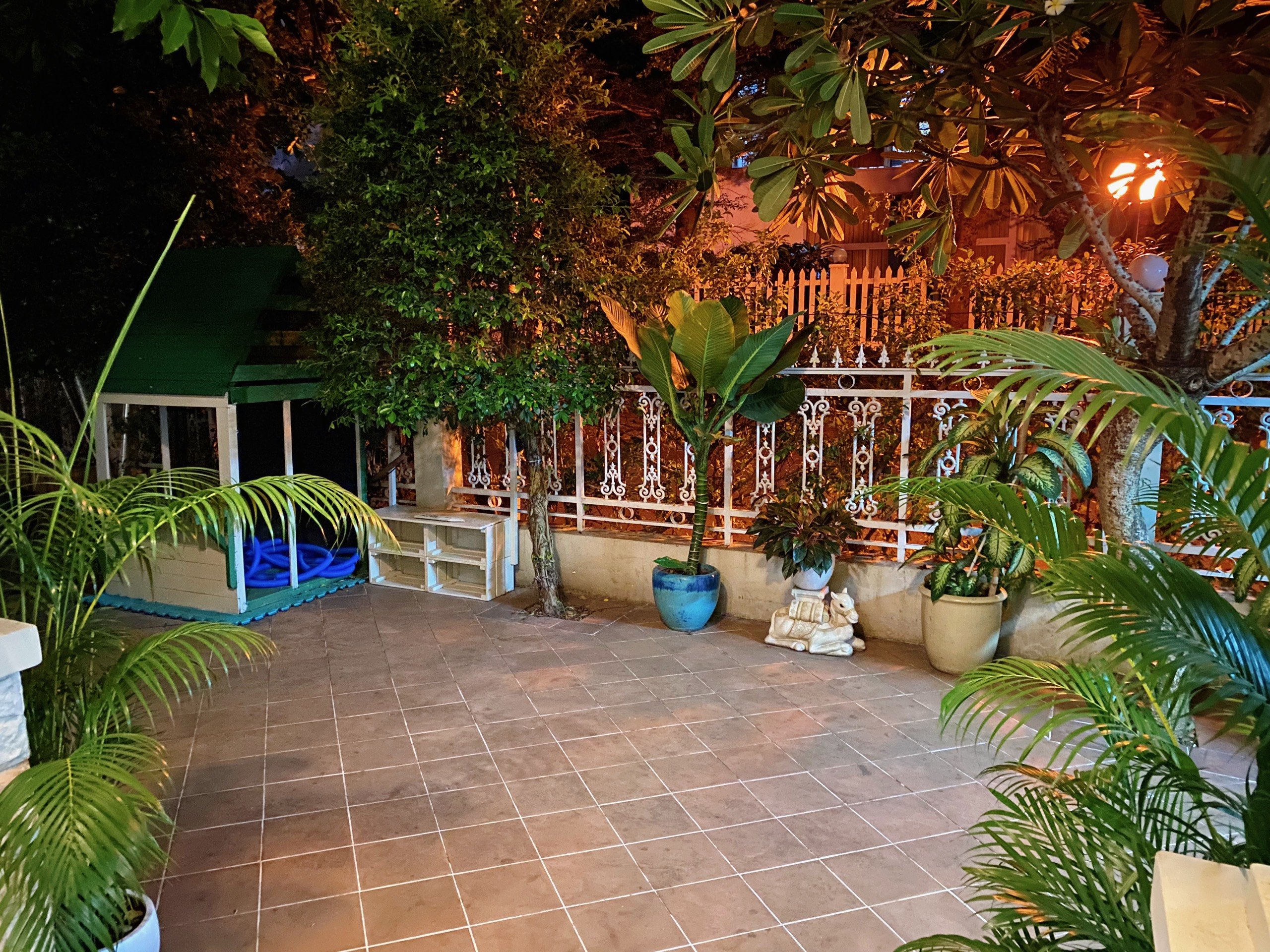 Cho thuê biệt thự cao cấp có hồ bơi khu Nam Long- Phú Mỹ Hưng. Diện tích: 380m, 1 Trệt, 2 lầu, 5 phòng ngủ, 5wc. Hồ bơi, sân vườn rộng. Giá chỉ : 120tr/ tháng. Quý khách xem nhà liên hệ: hotline Ngọc Thư ( zalo, viber) - 5061