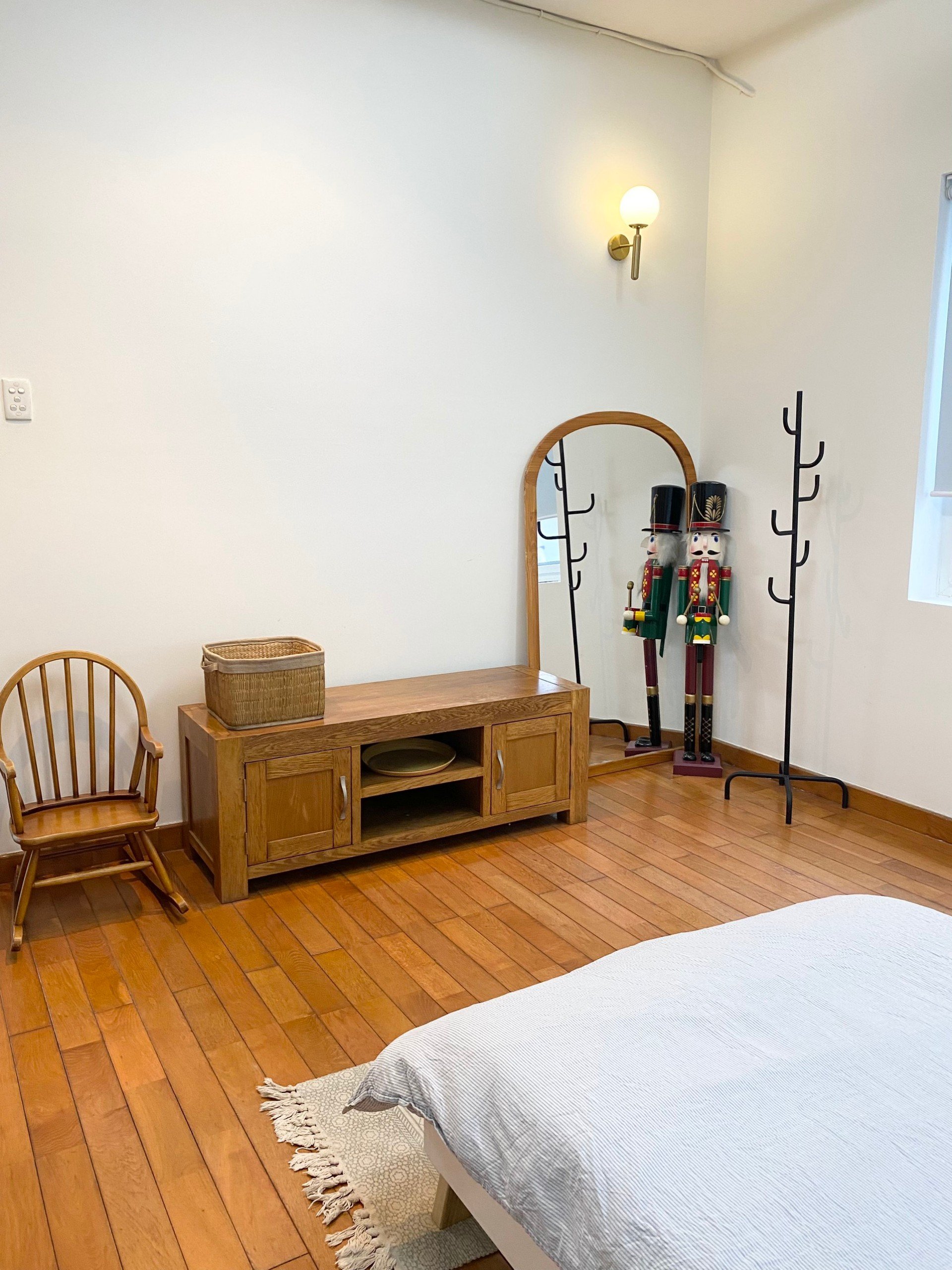 Cho thuê biệt thự cao cấp có hồ bơi khu Nam Long- Phú Mỹ Hưng. Diện tích: 380m, 1 Trệt, 2 lầu, 5 phòng ngủ, 5wc. Hồ bơi, sân vườn rộng. Giá chỉ : 120tr/ tháng. Quý khách xem nhà liên hệ: hotline Ngọc Thư ( zalo, viber) - 5064