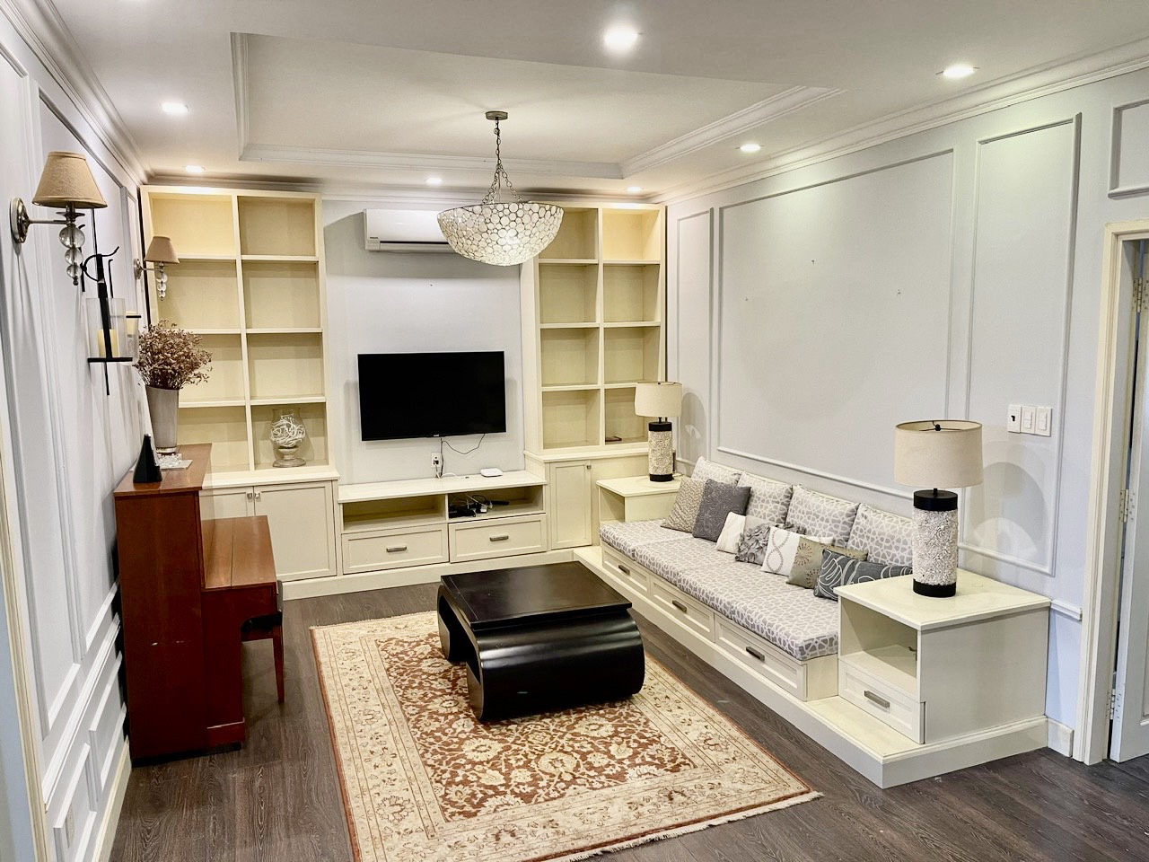 Cần cho thuê nhà phố vườn Nam Đô. Diện tích: 8x18m, hầm, trệt, 2 lầu, áp mái. 3 phòng ngủ, phòng sinh hoạt, phòng giai nhân. Nội thất cao cấp, giá chỉ 55 triệu/ tháng. Quý khách xem nhà vui lòng liên hệ: hotline Ngọc Thư - 5166
