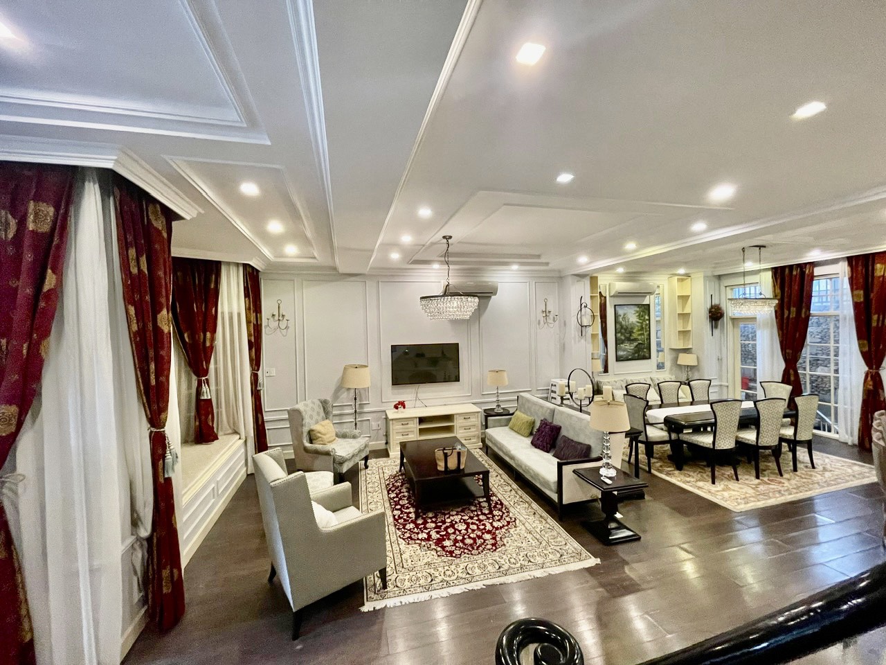 Cần cho thuê nhà phố vườn Nam Đô. Diện tích: 8x18m, hầm, trệt, 2 lầu, áp mái. 3 phòng ngủ, phòng sinh hoạt, phòng giai nhân. Nội thất cao cấp, giá chỉ 55 triệu/ tháng. Quý khách xem nhà vui lòng liên hệ: hotline Ngọc Thư - 5167
