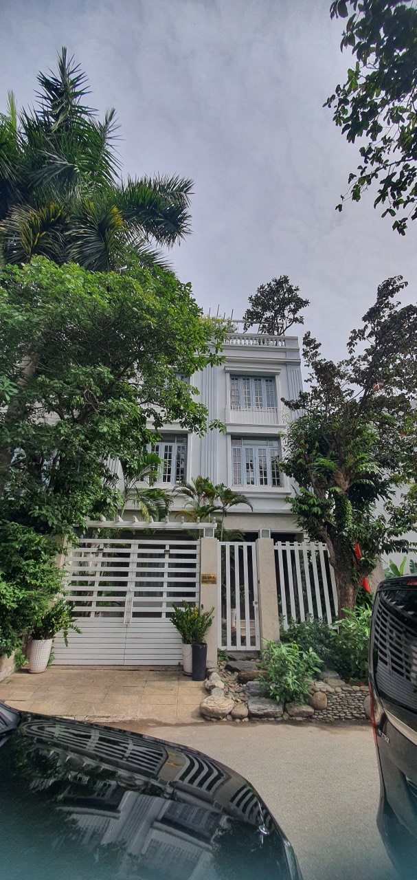 Cần cho thuê nhà phố vườn Nam Đô. Diện tích: 8x18m, hầm, trệt, 2 lầu, áp mái. 3 phòng ngủ, phòng sinh hoạt, phòng giai nhân. Nội thất cao cấp, giá chỉ 55 triệu/ tháng. Quý khách xem nhà vui lòng liên hệ: hotline Ngọc Thư