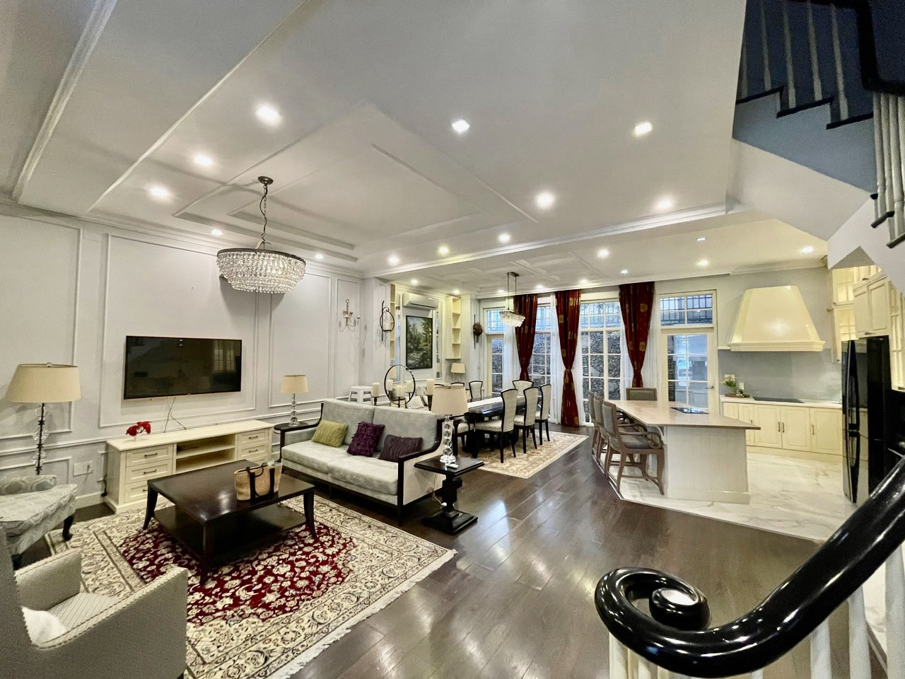 Cần cho thuê nhà phố vườn Nam Đô. Diện tích: 8x18m, hầm, trệt, 2 lầu, áp mái. 3 phòng ngủ, phòng sinh hoạt, phòng giai nhân. Nội thất cao cấp, giá chỉ 55 triệu/ tháng. Quý khách xem nhà vui lòng liên hệ: hotline Ngọc Thư - 5168