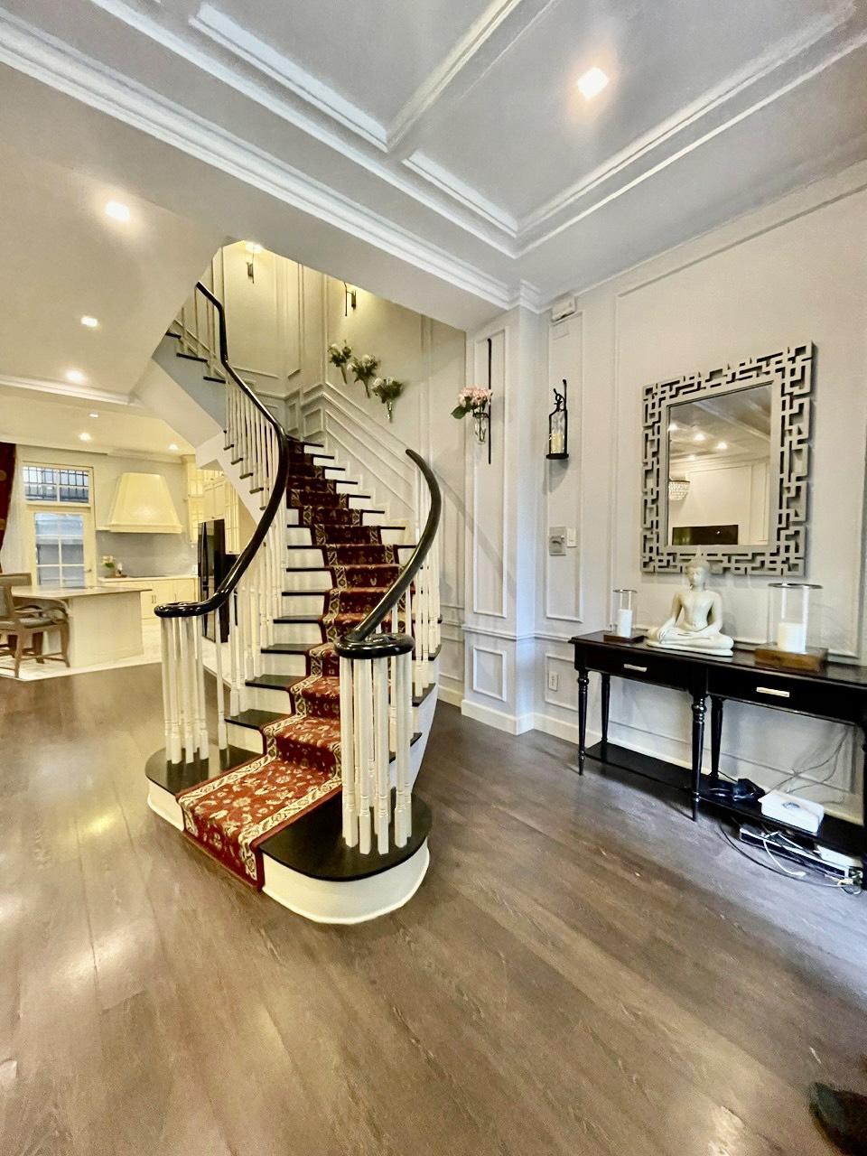 Cần cho thuê nhà phố vườn Nam Đô. Diện tích: 8x18m, hầm, trệt, 2 lầu, áp mái. 3 phòng ngủ, phòng sinh hoạt, phòng giai nhân. Nội thất cao cấp, giá chỉ 55 triệu/ tháng. Quý khách xem nhà vui lòng liên hệ: hotline Ngọc Thư - 5169