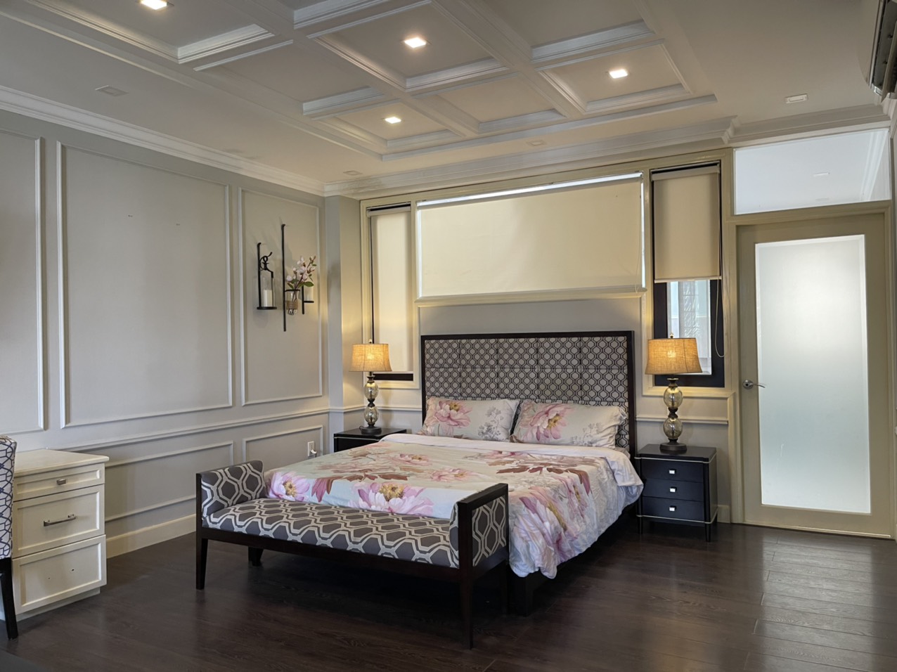 Cần cho thuê nhà phố vườn Nam Đô. Diện tích: 8x18m, hầm, trệt, 2 lầu, áp mái. 3 phòng ngủ, phòng sinh hoạt, phòng giai nhân. Nội thất cao cấp, giá chỉ 55 triệu/ tháng. Quý khách xem nhà vui lòng liên hệ: hotline Ngọc Thư - 5171