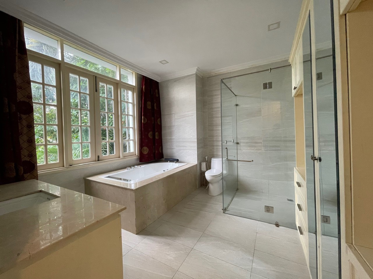 Cần cho thuê nhà phố vườn Nam Đô. Diện tích: 8x18m, hầm, trệt, 2 lầu, áp mái. 3 phòng ngủ, phòng sinh hoạt, phòng giai nhân. Nội thất cao cấp, giá chỉ 55 triệu/ tháng. Quý khách xem nhà vui lòng liên hệ: hotline Ngọc Thư - 5174