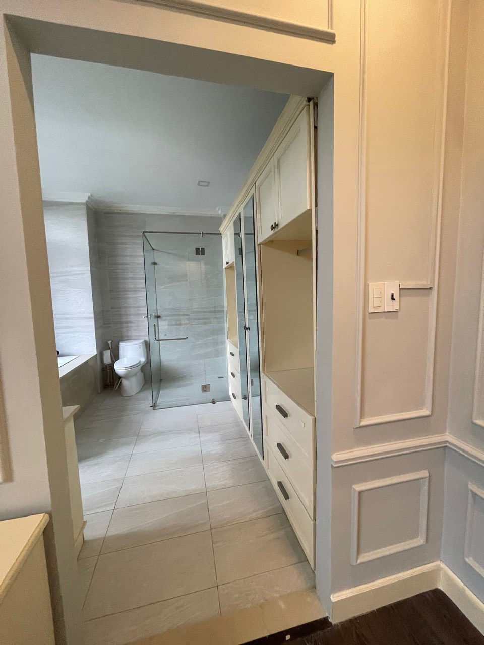 Cần cho thuê nhà phố vườn Nam Đô. Diện tích: 8x18m, hầm, trệt, 2 lầu, áp mái. 3 phòng ngủ, phòng sinh hoạt, phòng giai nhân. Nội thất cao cấp, giá chỉ 55 triệu/ tháng. Quý khách xem nhà vui lòng liên hệ: hotline Ngọc Thư - 5175