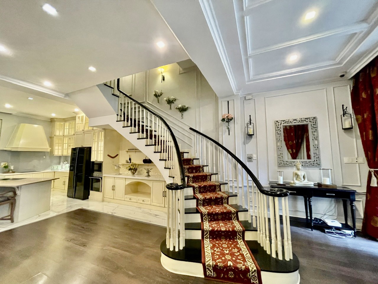 Cần cho thuê nhà phố vườn Nam Đô. Diện tích: 8x18m, hầm, trệt, 2 lầu, áp mái. 3 phòng ngủ, phòng sinh hoạt, phòng giai nhân. Nội thất cao cấp, giá chỉ 55 triệu/ tháng. Quý khách xem nhà vui lòng liên hệ: hotline Ngọc Thư - 5173