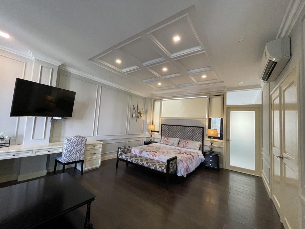 Cần cho thuê nhà phố vườn Nam Đô. Diện tích: 8x18m, hầm, trệt, 2 lầu, áp mái. 3 phòng ngủ, phòng sinh hoạt, phòng giai nhân. Nội thất cao cấp, giá chỉ 55 triệu/ tháng. Quý khách xem nhà vui lòng liên hệ: hotline Ngọc Thư - 5170