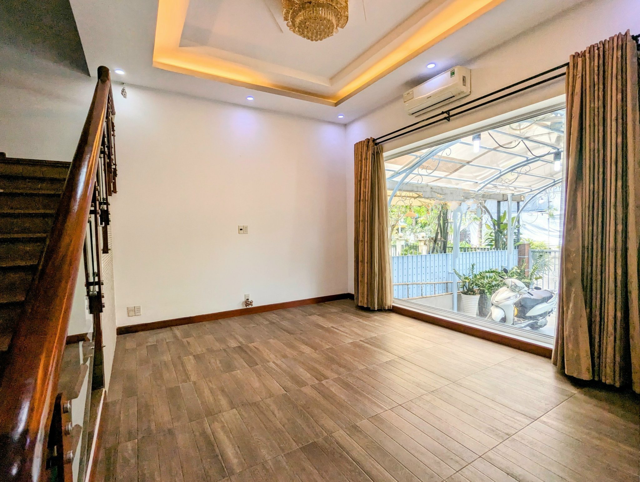 Cho thuê nhà liên kế vườn Mỹ Giang đường N- Nam. Diện tích: 7x18m, trệt, 2 lầu, 3 phòng ngủ. Nhà mới, nội thất cơ bản, giá chỉ 50 triệu/ tháng. Anh chị xem nhà liên hệ em nhé: hotline Ngọc Thư ( zalo, viber)