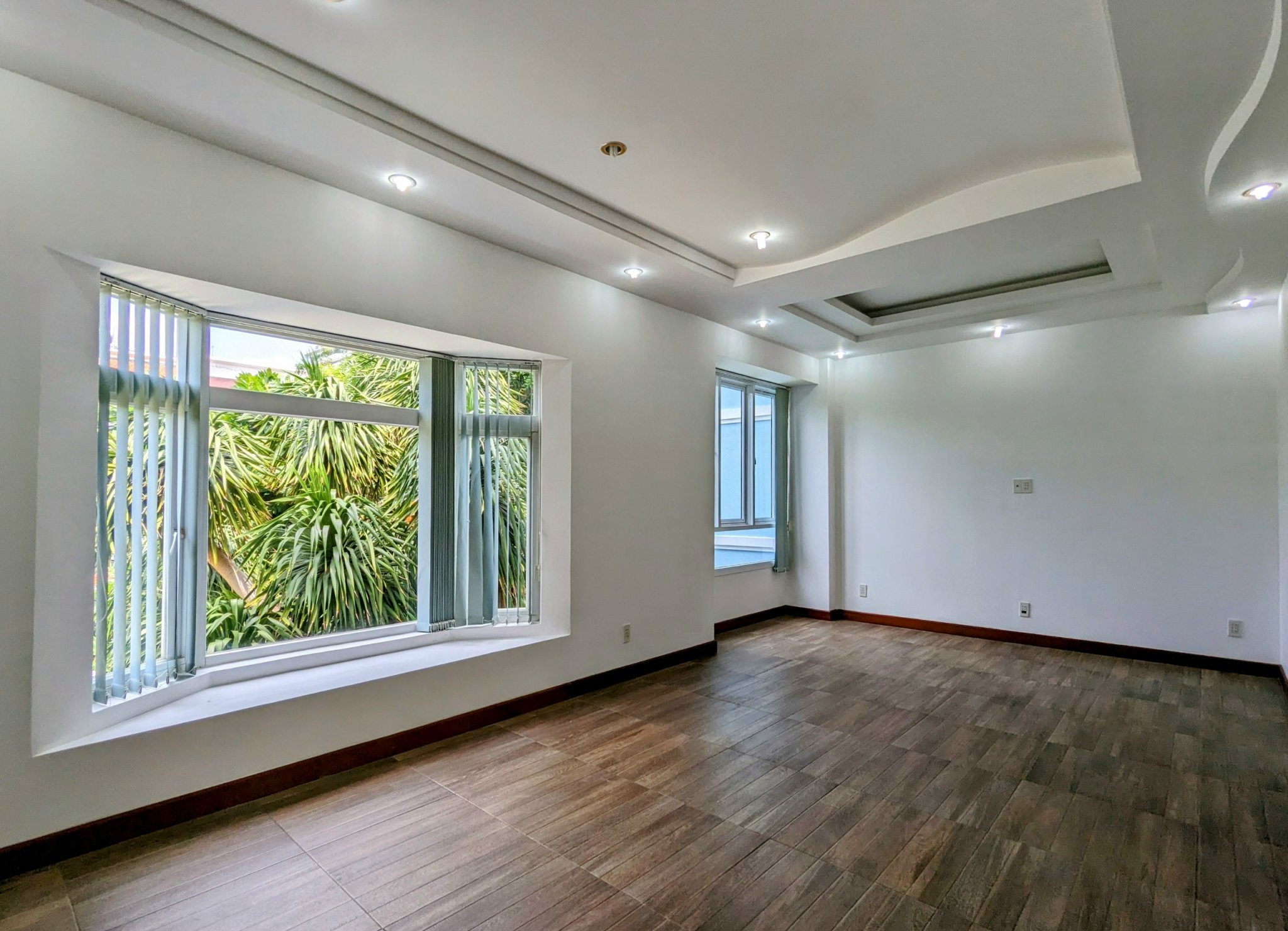 Cho thuê nhà liên kế vườn Mỹ Giang đường N- Nam. Diện tích: 7x18m, trệt, 2 lầu, 3 phòng ngủ. Nhà mới, nội thất cơ bản, giá chỉ 50 triệu/ tháng. Anh chị xem nhà liên hệ em nhé: hotline Ngọc Thư ( zalo, viber) - 5187