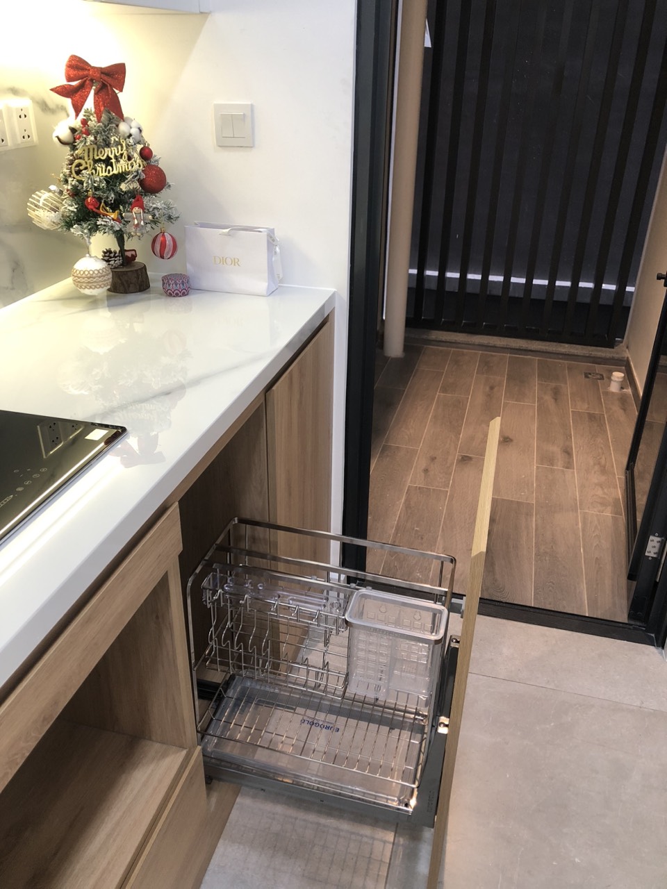 Cho thuê căn hộ cao cấp Antonia- Phú Mỹ Hưng. DIện tích: 81m, 2 phòng ngủ, 2wc. Nhà mới thiết kế, nội thất cơ bản, chưa ai ở, giá chỉ: 20 triệu/ tháng. Anh chị xem nhà liên hệ: hotline Ngọc Thư - 5201