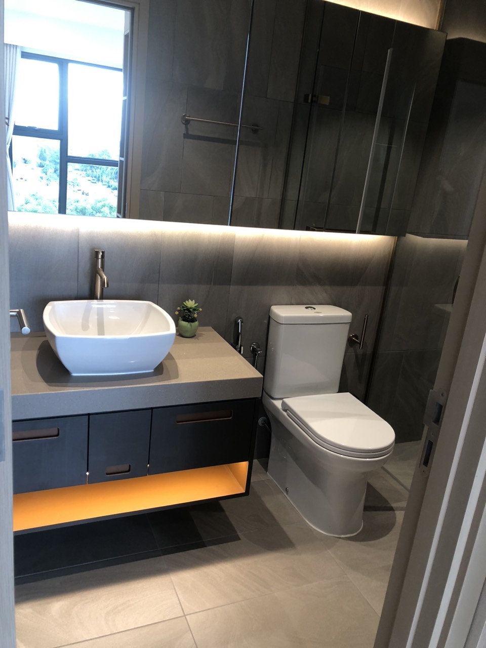 Cho thuê căn hộ cao cấp Antonia- Phú Mỹ Hưng. DIện tích: 81m, 2 phòng ngủ, 2wc. Nhà mới thiết kế, nội thất cơ bản, chưa ai ở, giá chỉ: 20 triệu/ tháng. Anh chị xem nhà liên hệ: hotline Ngọc Thư - 5206