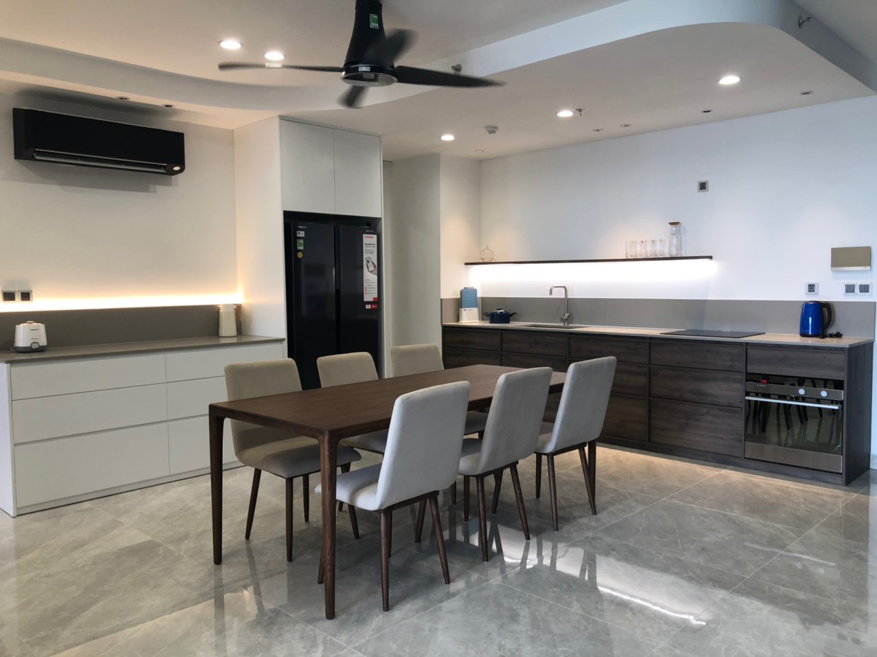 Cần cho thuê căn hộ cao cấp Midtown The Peak. Diện tích: 124m, 3 phòng ngủ, 2wc , nội thất đầy đủ, giá chỉ: 48 tr/ tháng có ô xe đậu miễn phí ở hầm . Anh chị có khách xem nhà liên hệ: hotline Ngọc Thư ( zalo, viber ) - 5226