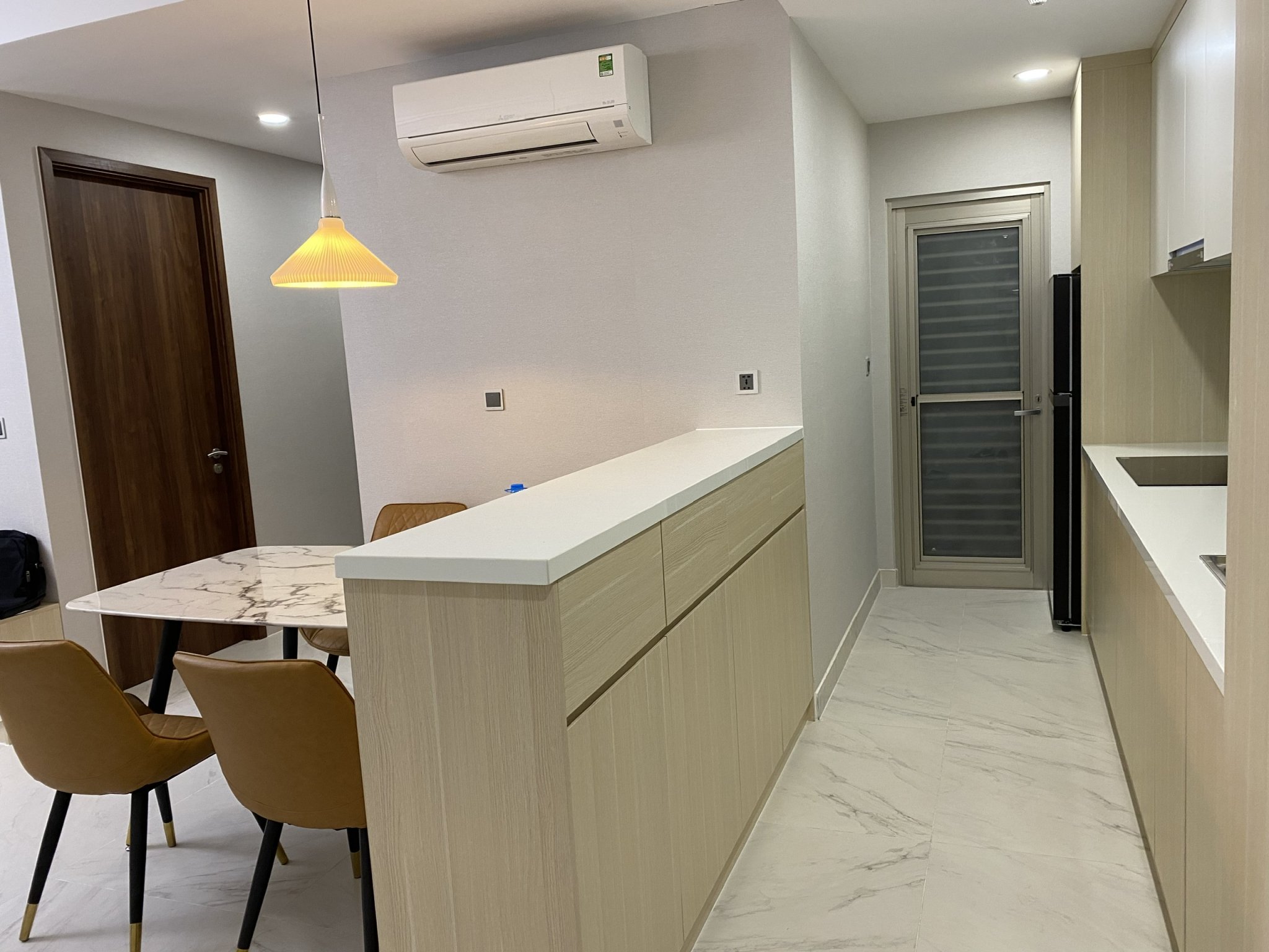 Cho thuê căn hộ cao cấp Midtown The Signature, Phú Mỹ Hưng. Diện tích: 80m, 2 phòng ngủ, nội thất cao cấp. Giá chỉ: 24 triệu/ tháng, nhà trống vào ở ngay . Quý khách xem nhà liên hệ: hotline Ngọc Thư ( zalo, viber) - 5237