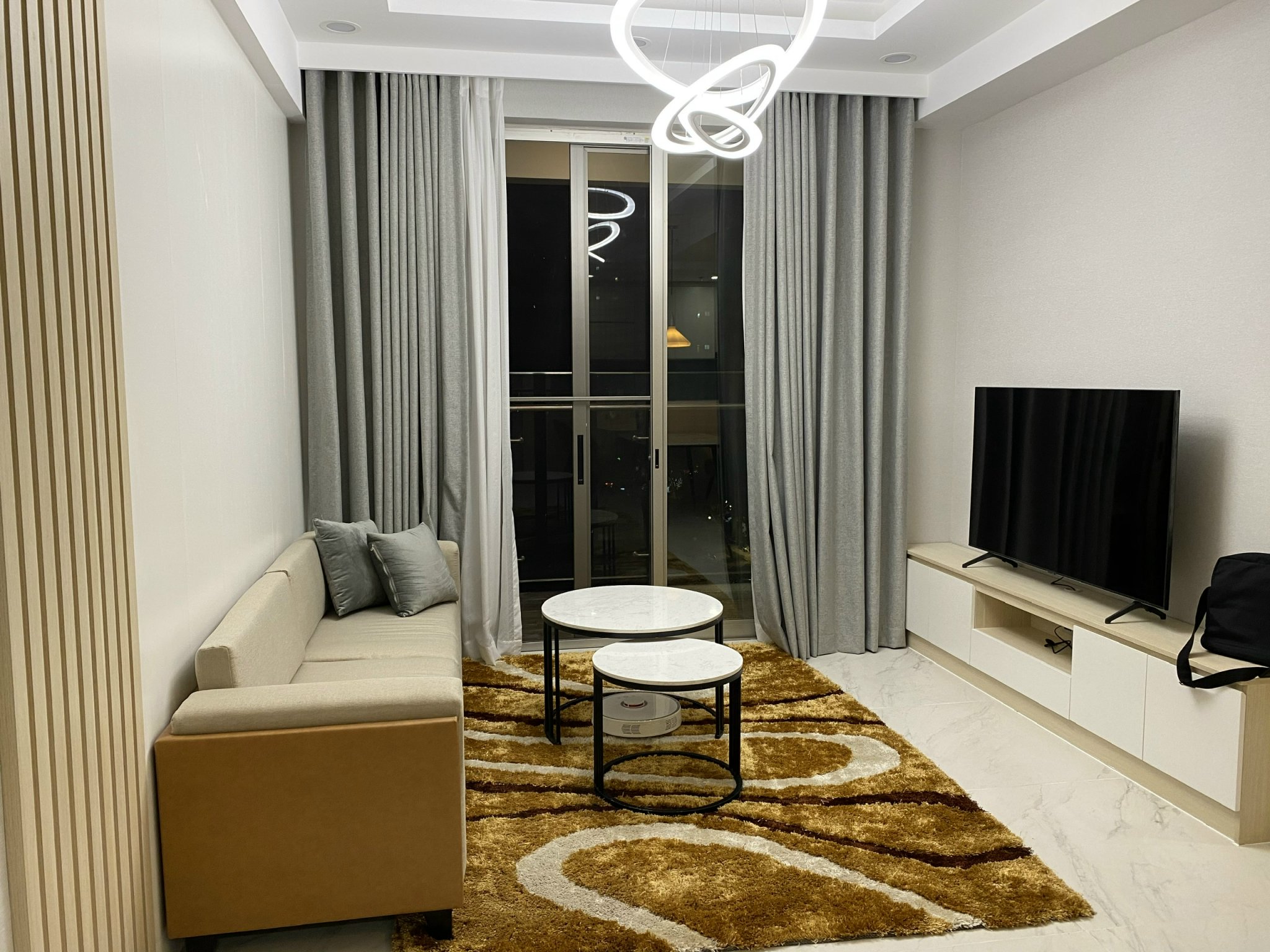 Cho thuê căn hộ cao cấp Midtown The Signature, Phú Mỹ Hưng. Diện tích: 80m, 2 phòng ngủ, nội thất cao cấp. Giá chỉ: 24 triệu/ tháng, nhà trống vào ở ngay . Quý khách xem nhà liên hệ: hotline Ngọc Thư ( zalo, viber)