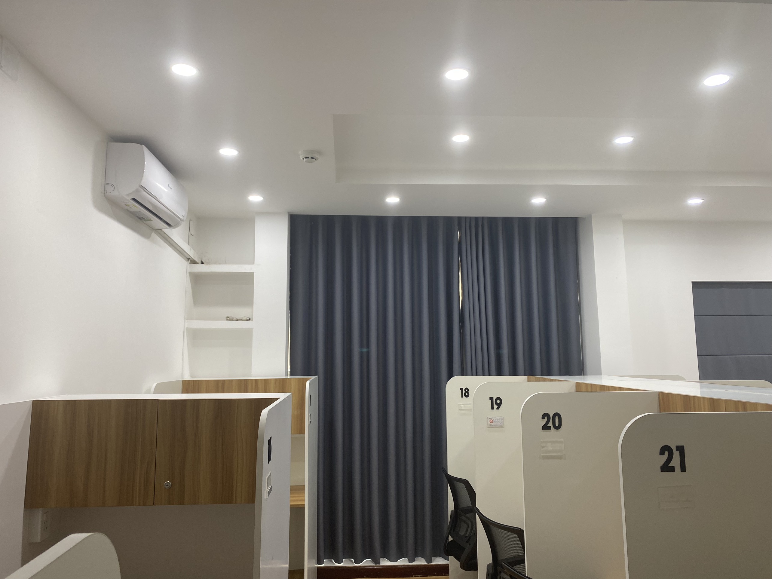 Cho thuê nguyên căn nhà phố đường lớn khu phố Hưng Gia 1 ở Phú Mỹ Hưng Quận 7. XD: Trệt + Lửng + 3 lầu, áp máy. Hướng bắc. Liên hệ: hotline Em Thành Luân - 5289
