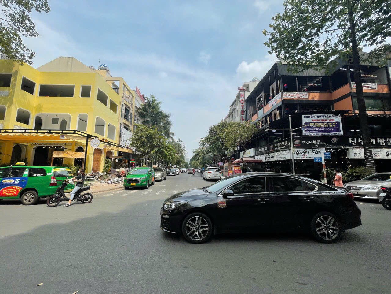 Cần cho thuê nhà phố góc đường Phạm Văn Nghị và đường số 6. Trục đường chính sầm uất, kinh doanh đa nghành nghề. Quý AC quan tâm xin liên hệ: hotline Em Thành Luân - 5292