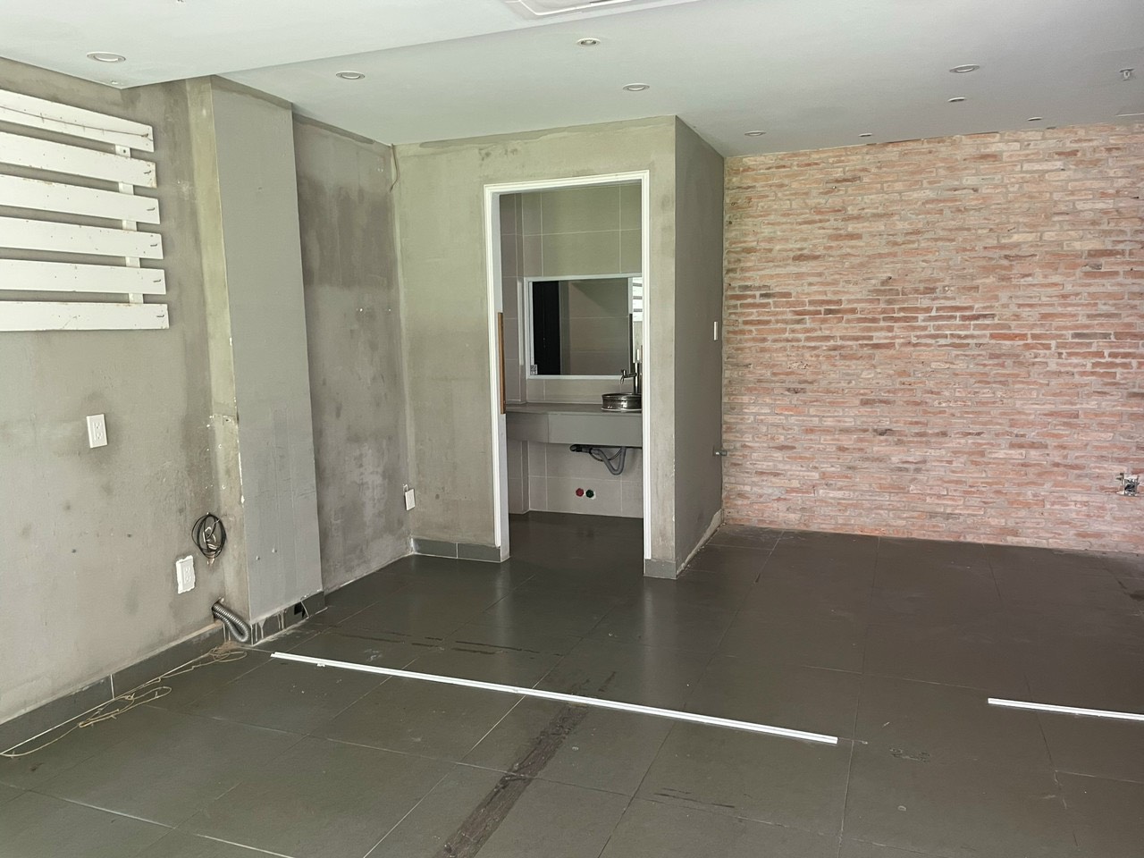 Cho thuê mặt bằng góc công viên làm văn phòng, quán ăn, kinh doanh mọi nghành nghề... Nằm cạnh bên khu Sky Garden sầm uất hàng quán, CF... Liên hệ chi tiết: hotline Em thành Luân - 5302