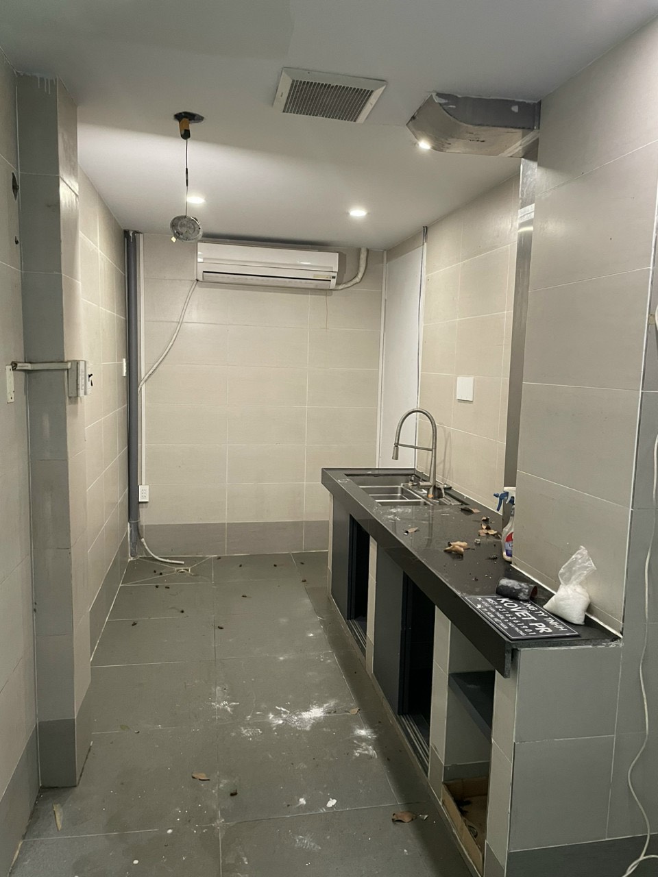 Cho thuê mặt bằng góc công viên làm văn phòng, quán ăn, kinh doanh mọi nghành nghề... Nằm cạnh bên khu Sky Garden sầm uất hàng quán, CF... Liên hệ chi tiết: hotline Em thành Luân - 5303