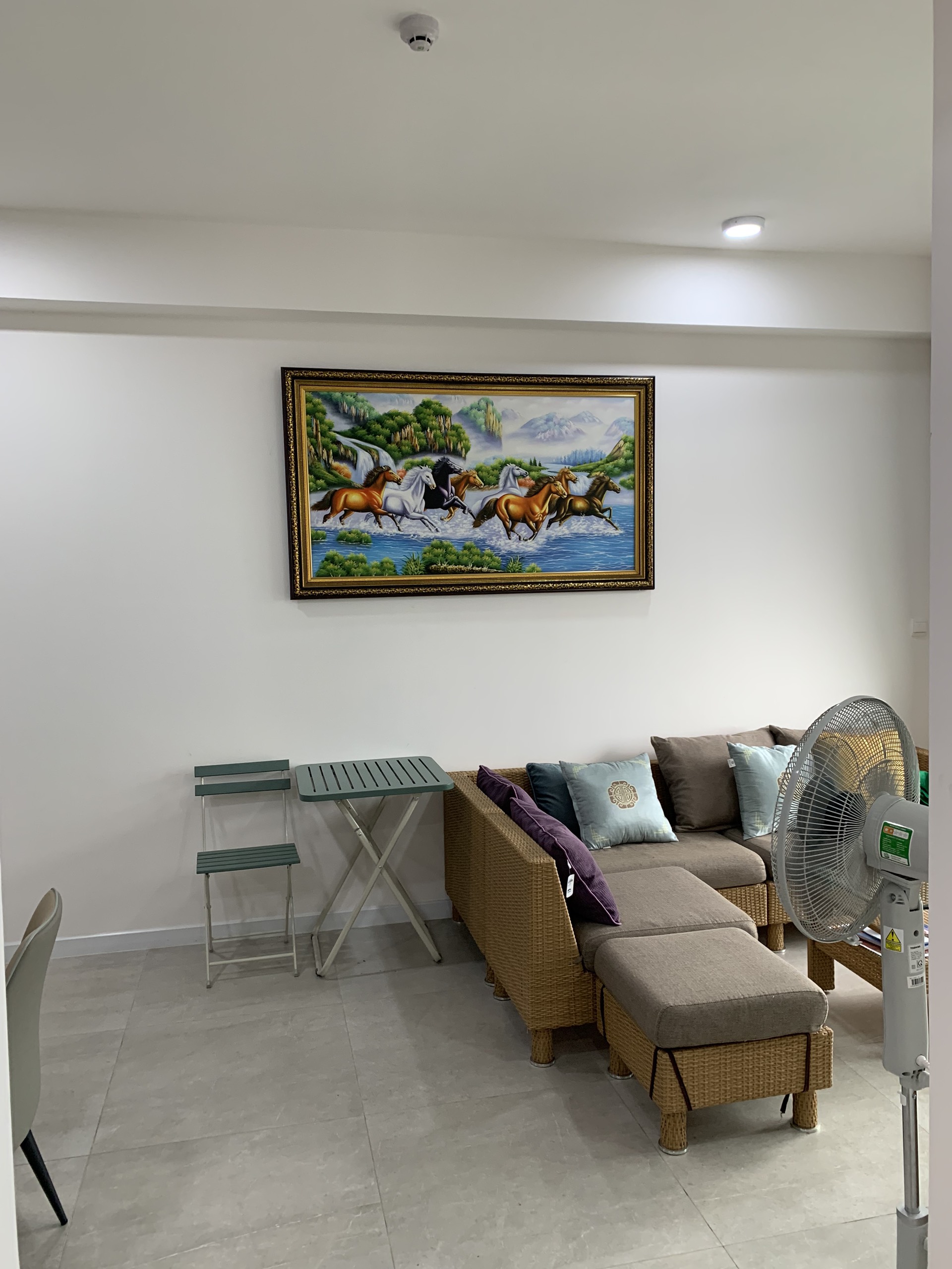 Cho thuê căn hộ cao cấp Antonia- Phú Mỹ Hưng. DIện tích: 80m, 2 phòng ngủ, 2wc. Nhà mới thiết kế, chưa ai ở, giá chỉ: 23 triệu/ tháng. Anh chị xem nhà liên hệ: hotline Ngọc Thư - 5305