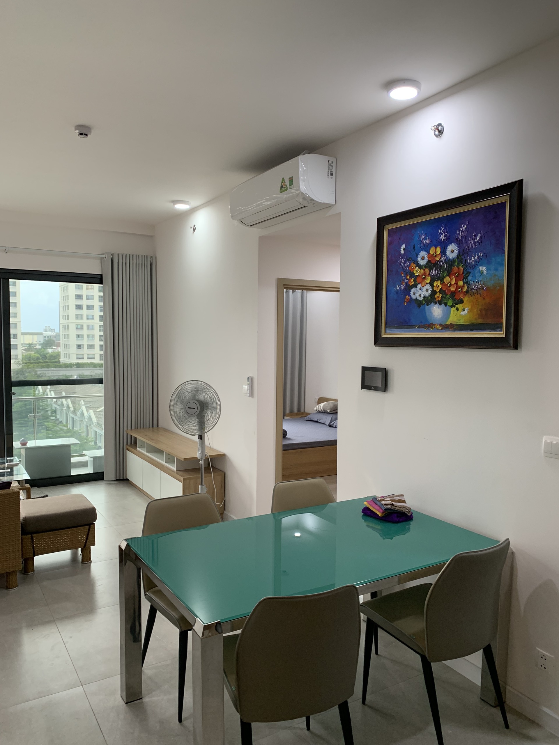 Cho thuê căn hộ cao cấp Antonia- Phú Mỹ Hưng. DIện tích: 80m, 2 phòng ngủ, 2wc. Nhà mới thiết kế, chưa ai ở, giá chỉ: 23 triệu/ tháng. Anh chị xem nhà liên hệ: hotline Ngọc Thư